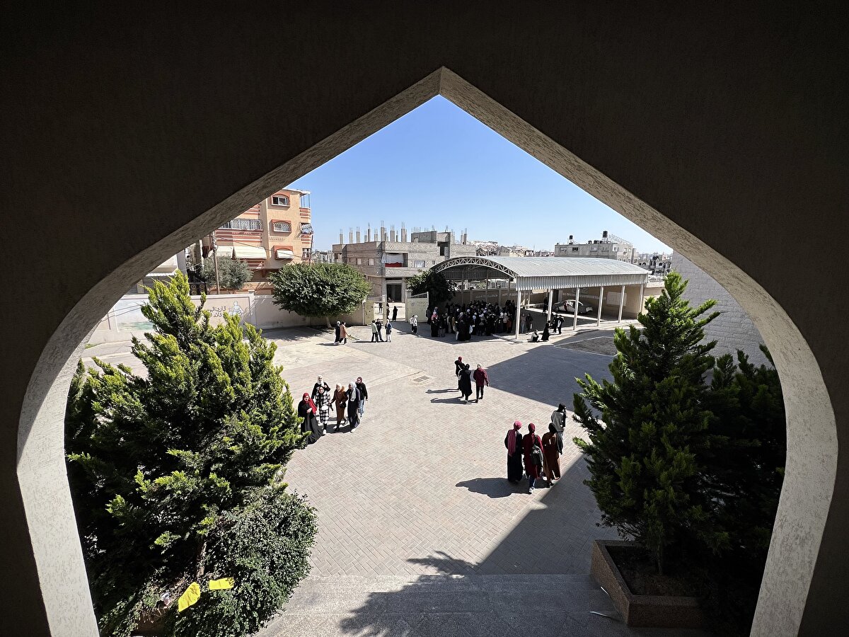 Saldırılarda okulun bir kısmı yıkılmasına rağmen, liseye giriş sınavına hazırlanan öğrenciler, savaşın yol açtığı yıkıma rağmen eğitimlerine devam edebilmek için sınıflarına döndü.