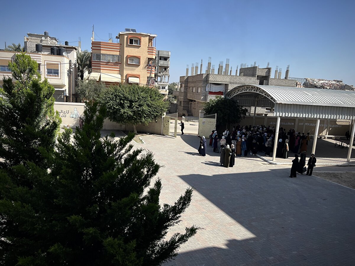 Maskat Lisesinde öğrenci Roaa Ebu Aoun, "Savaş sürecinde eğitim alamıyorduk, çok zorlu bir süreçti ama Allaha şükür tekrar kaldığımız yerden eğitimimize devam ediyoruz. Dünyadan beklentimiz bizim yaşadığımız sıkıntıları görüp, buraya gereken desteklerini sağlamaları." dedi.