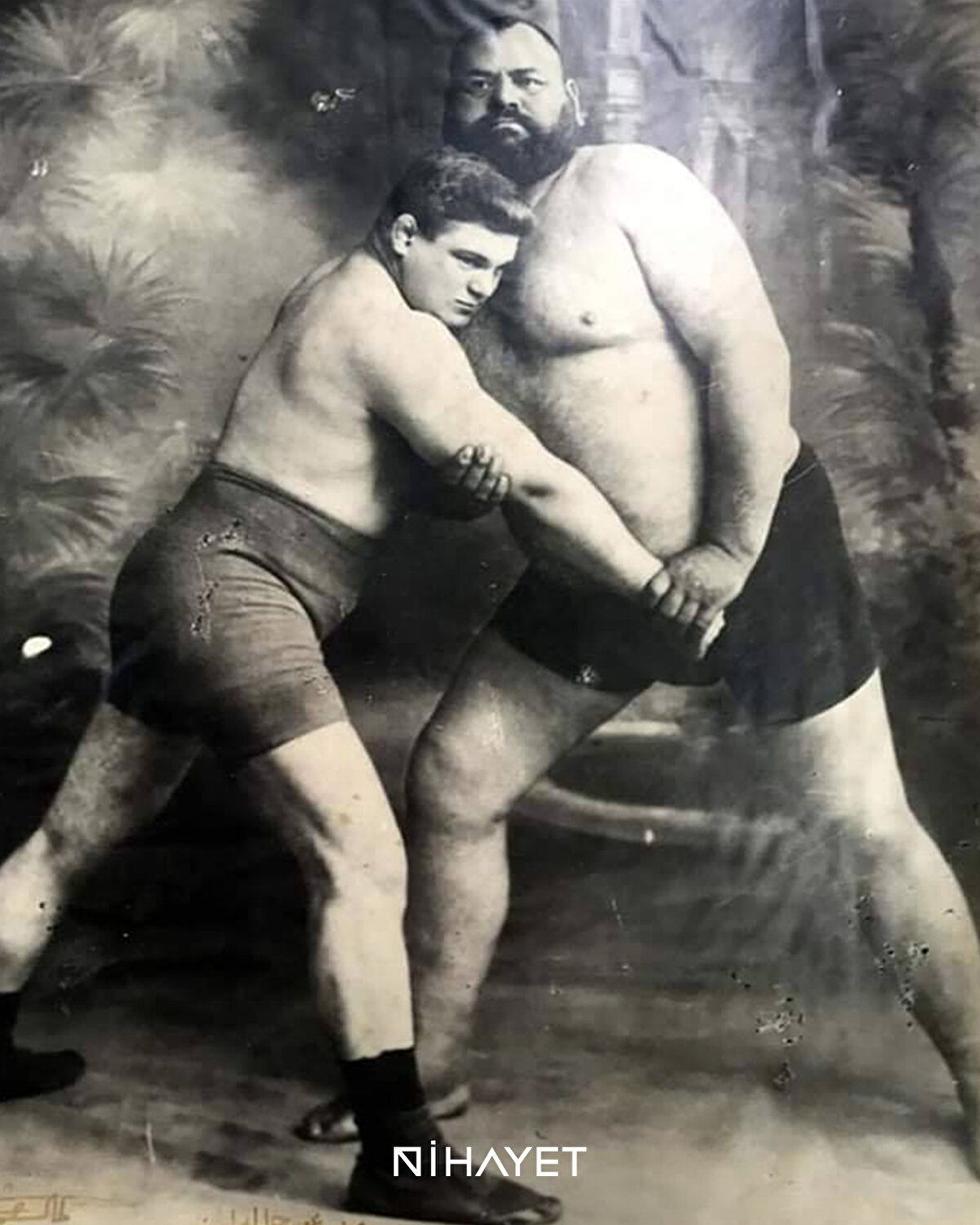 Asıl ismi, Ali Nurullah Hasan'dır. 2 metre 18 santimlik dev cüssesi ve 175 kilo ağırlığı sebebiyle “Filiz” lakabıyla anılmıştır. 🌟