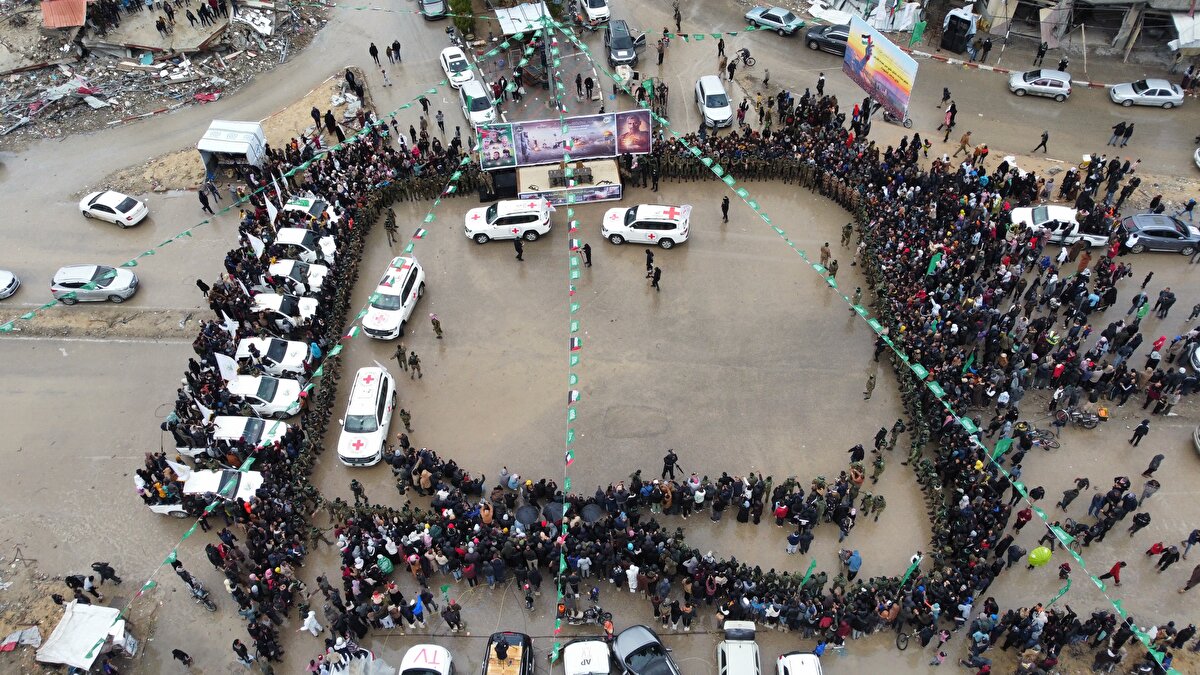  Esirlerden Tal Shoham ve Avera Mengistu Gazze Şeridi'nin Refah kentinden Uluslararası Kızılhaç ekiplerine teslim edildi.