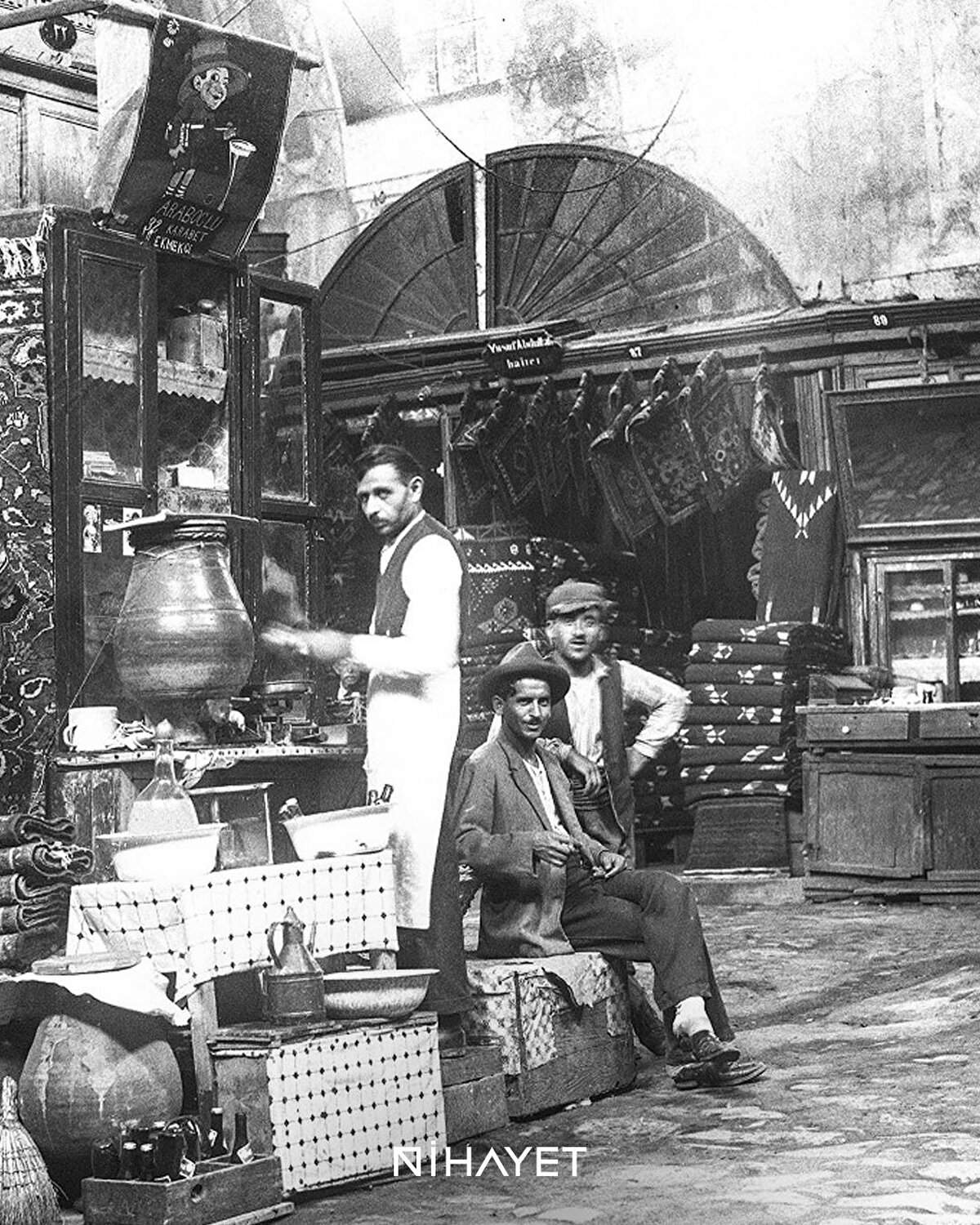 Yüzyıllardır ticaret, el sanatları ve zanaatkârlar için merkezi bir nokta olan Kapalıçarşı, sadece alışveriş değil, aynı zamanda tarihi atmosferiyle de herkesi kendine hayran bırakıyor. 🛍️