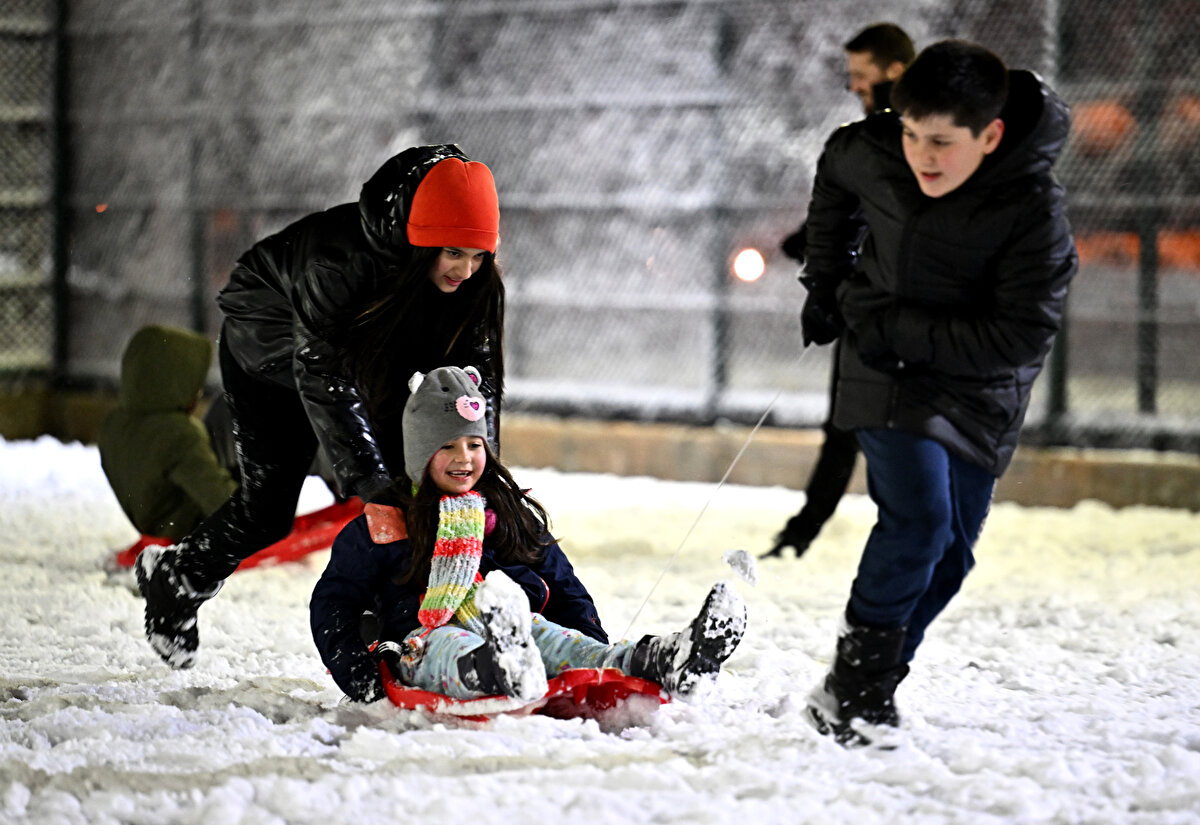 Rize<br><br>Rize'de il genelinde 25 Şubat Salı günü tüm kurumlarda eğitime 1 gün ara verildi.