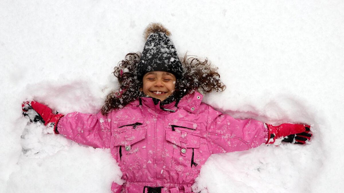 Zonguldak<br><br>Zonguldak'ta il genelindeki resmi ve özel tüm örgün ve yaygın eğitim kurumları, özel kreş, gündüz bakımevi, çocuk kulüpleri ve rehabilitasyon merkezleri; il düzeyinde planlamış her türlü hizmet içi eğitim ve e-sınav merkezlerinde gerçekleştirilecek olan tüm e-sınav faaliyetlerine 1 gün süreyle ara verildi.