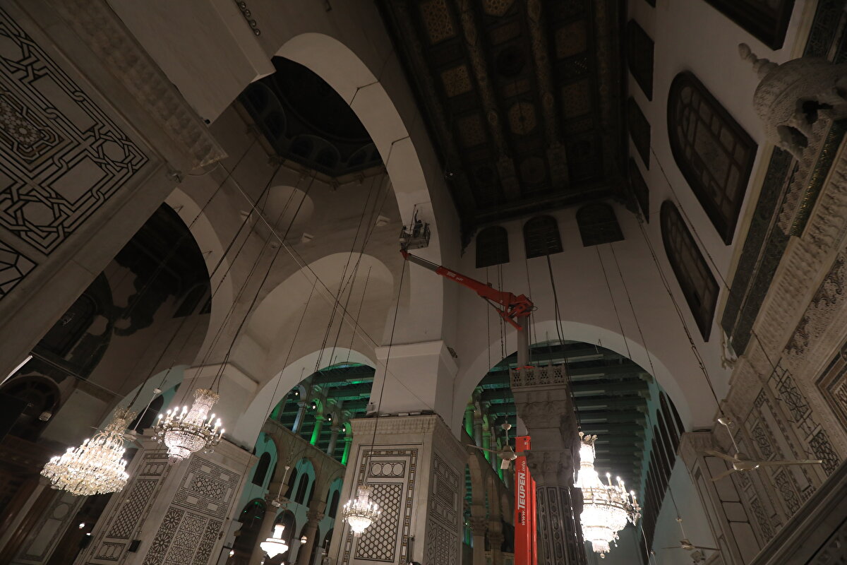 Ayrıca cami içindeki ışıklandırmalar da temizleniyor.<br>