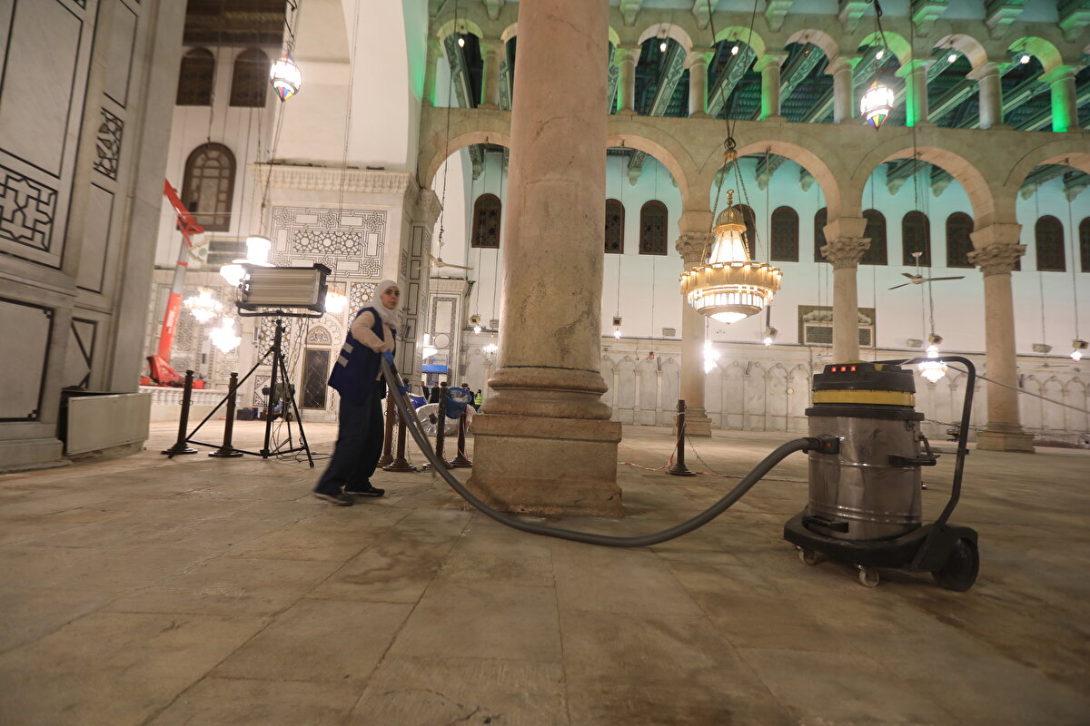 Çalışmalar kapsamında cami içindeki halılar kaldırıldı. Küçük çaplı temizlik ve tadilat işlemlerinin ardından camiye Türkiye'den getirilen yeni halılar yerleştirilecek.<br>