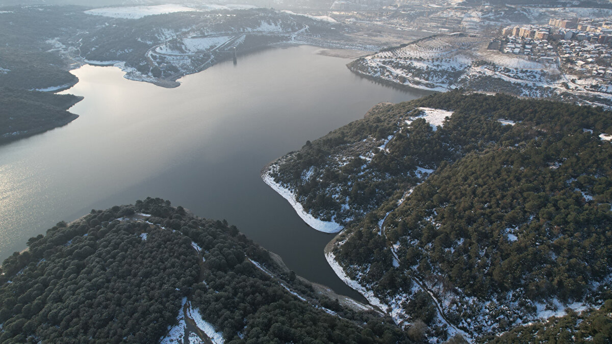  İstanbul'da şubat ayında etkili olan soğuk hava dalgası ve günlerce süren kar yağışlarıyla birlikte baraj doluluk oranları artışa geçti. İSKİ bugün itibariyle yaptığı ölçümlerde doluluk oranlarını yüzde 72,76 olarak belirledi.