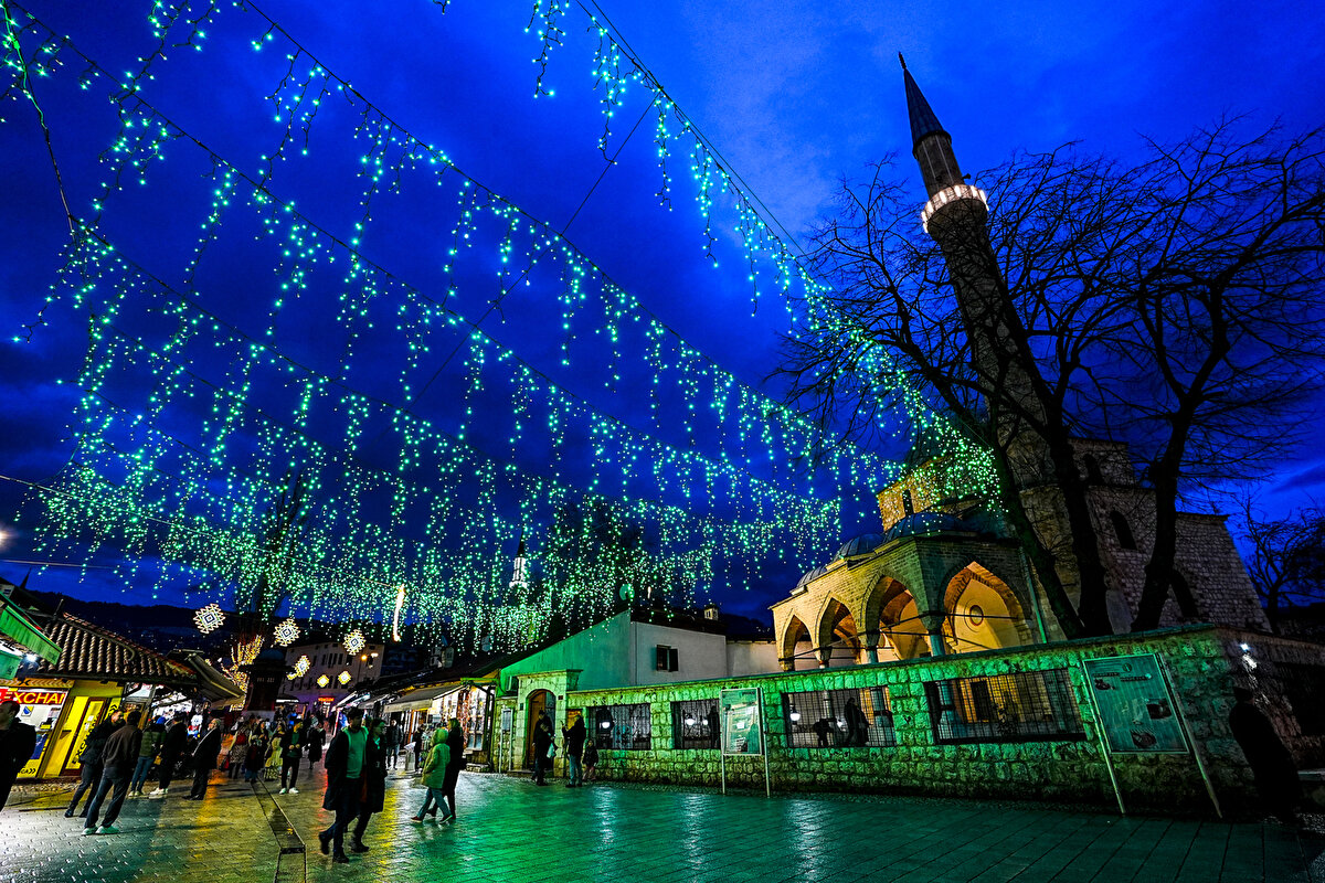 Bu kapsamda, ramazan nedeniyle kentin çeşitli bölgeleri ay ve yıldız figürlü ışıklandırmalarla süslendi.