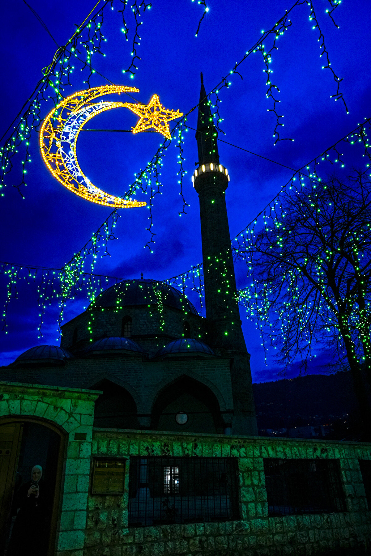 Saraybosna'daki tarihi Başçarşı, ramazan ayı için 'ay ve yıldız' ışıklarıyla süslendi