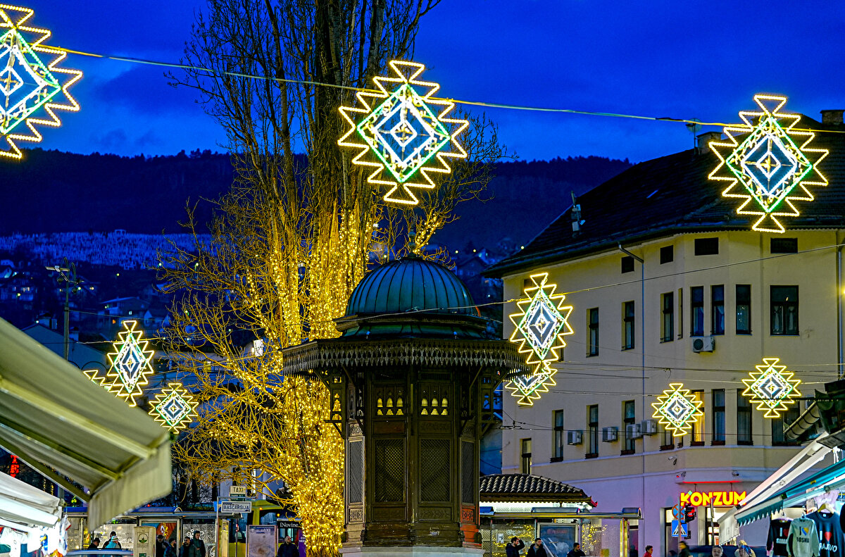 Ülkede İslâm'ın önde gelen sembollerinden "ay ve yıldız", Bosna Hersek İslâm Birliği'nin bayrağında da yer alıyor.<br>