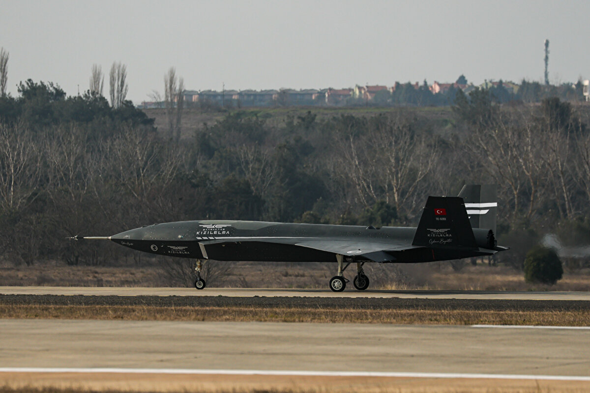 Dünyanın en büyük İHA şirketi Baykar<br><br>İhracatın Şampiyonları Ödülü alan Baykar, 2021, 2022 ve 2023 yıllarında Savunma Sanayi Başkanlığı ve Türkiye İhracatçılar Meclisi (TİM) verilerine göre savunma ve havacılık sektörünün ihracat lideri oldu. Önceki yıl sektör ihracatının üçte birini tek başına yapan Baykar, 2024’te de savunma ve havacılık sektörünün toplam ihracatının dörtte birini tek başına gerçekleştirerek Türkiye’yi küresel SİHA ihracat pazarında lider konuma taşıdı. Dünyanın en büyük insansız hava aracı şirketi olan Baykar, Bayraktar TB2 SİHA için 34 ülkeyle, Bayraktar AKINCI TİHA için ise şimdiye kadar 11 ülke ile olmak üzere toplam 36 ülkeyle ihracat anlaşması imzalandı.