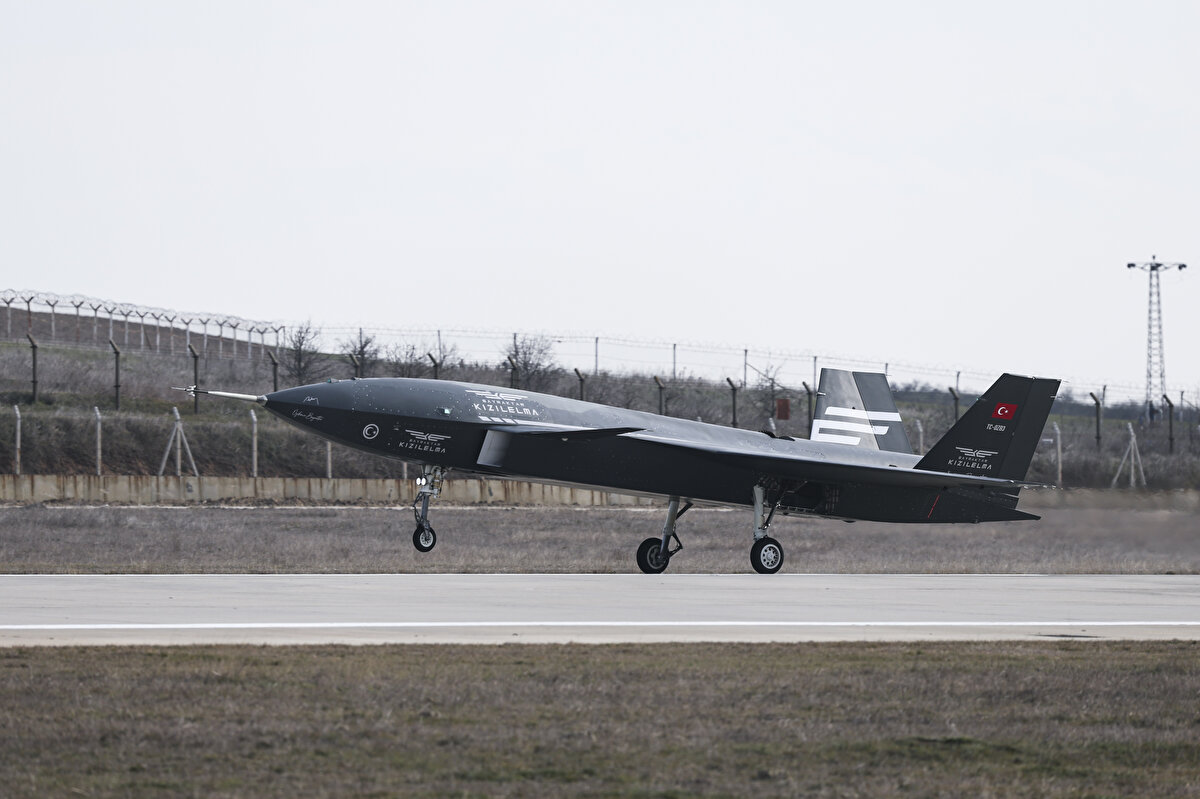 Havacılık tarihinde ilklere imza attı<br><br>Bayraktar KIZILELMA, TEKNOFEST 2023 boyunca dünya havacılık tarihinde ilk olan uçuşlara imza attı. Bayraktar AKINCI TİHA ile formasyon uçuşları gerçekleştiren Bayraktar KIZILELMA, 1 Mayıs 2023 tarihinde ise F-16 savaş jeti SOLOTÜRK ve F-5 jet uçaklarından oluşan Türk Yıldızları ile İstanbul semalarında filo konseptiyle kol uçuşu icra etti. Dünya havacılık tarihi için dönüm noktası olan bu uçuş konseptleri geleceğin hava muharebesine de yön verecek.