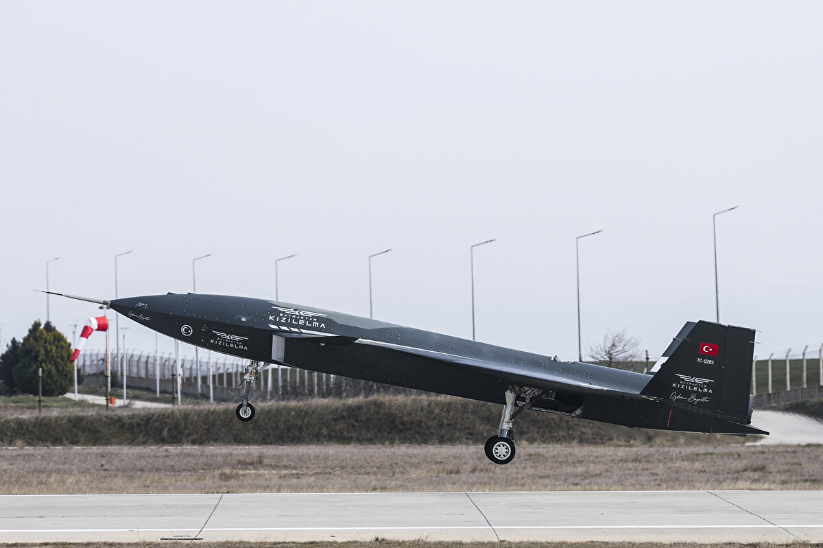 İhracat şampiyonu<br><br>Başlangıçtan bugüne tüm projelerini öz kaynakları ile yürüten Baykar, 2003 yılındaki İHA Ar-Ge sürecinin başlangıcından itibaren tüm gelirlerinin %83’ünü ihracattan elde etti. 2023’te 1.8 milyar dolarlık ihracat yapan Baykar, ülkemizdeki tüm sektörlerde en çok ihracat gerçekleştiren ilk 10 firma arasında yer aldı. Dünya insansız hava aracı ihracat pazarının en büyük firması olan Baykar, 2024 yılında da küresel ölçekteki başarısını sürdürdü ve gelirlerinin yüzde 90’ını ihracattan elde ederek 1.8 milyar dolarlık ihracat gerçekleştirdi. 