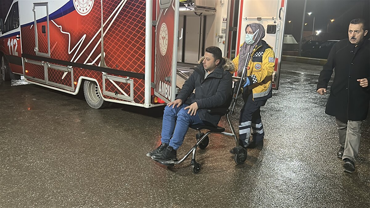 Valilik açıklama yaptı<br><br>Olay sonrası Sivas Valiliği yazılı açıklama yaptı. Yapılan açıklamasında, "Saat 20.30 civarında 112 Acil Çağrı Merkezine gelen ihbarda Akıncılar ilçesi Yeşilyazı Mahalle Camii içerisinde teravih namazı esnasında bazı vatandaşlarımızın rahatsızlandığı bildirilmiştir.