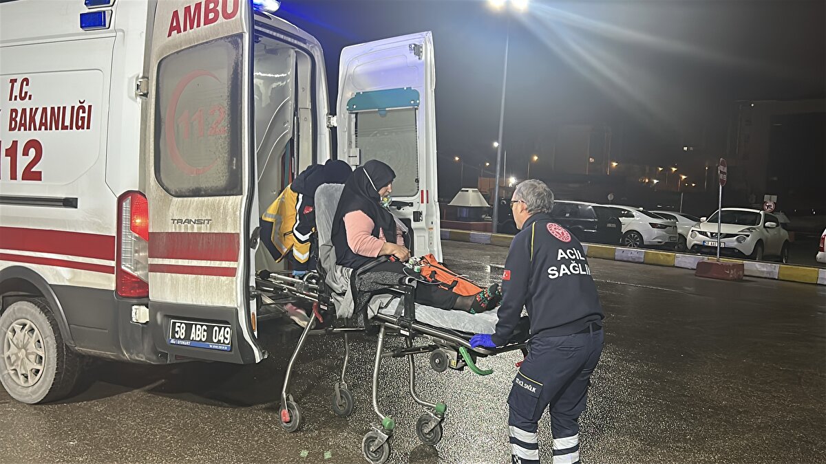 Olaydan etkilenen 48 vatandaşımızdan bazıları ambulans, bazıları da kendi imkânları ile Suşehri Devlet Hastanesine intikal etmiş olup vatandaşların tetkik ve tedavileri Suşehri Devlet Hastanesi'nde devam etmektedir.