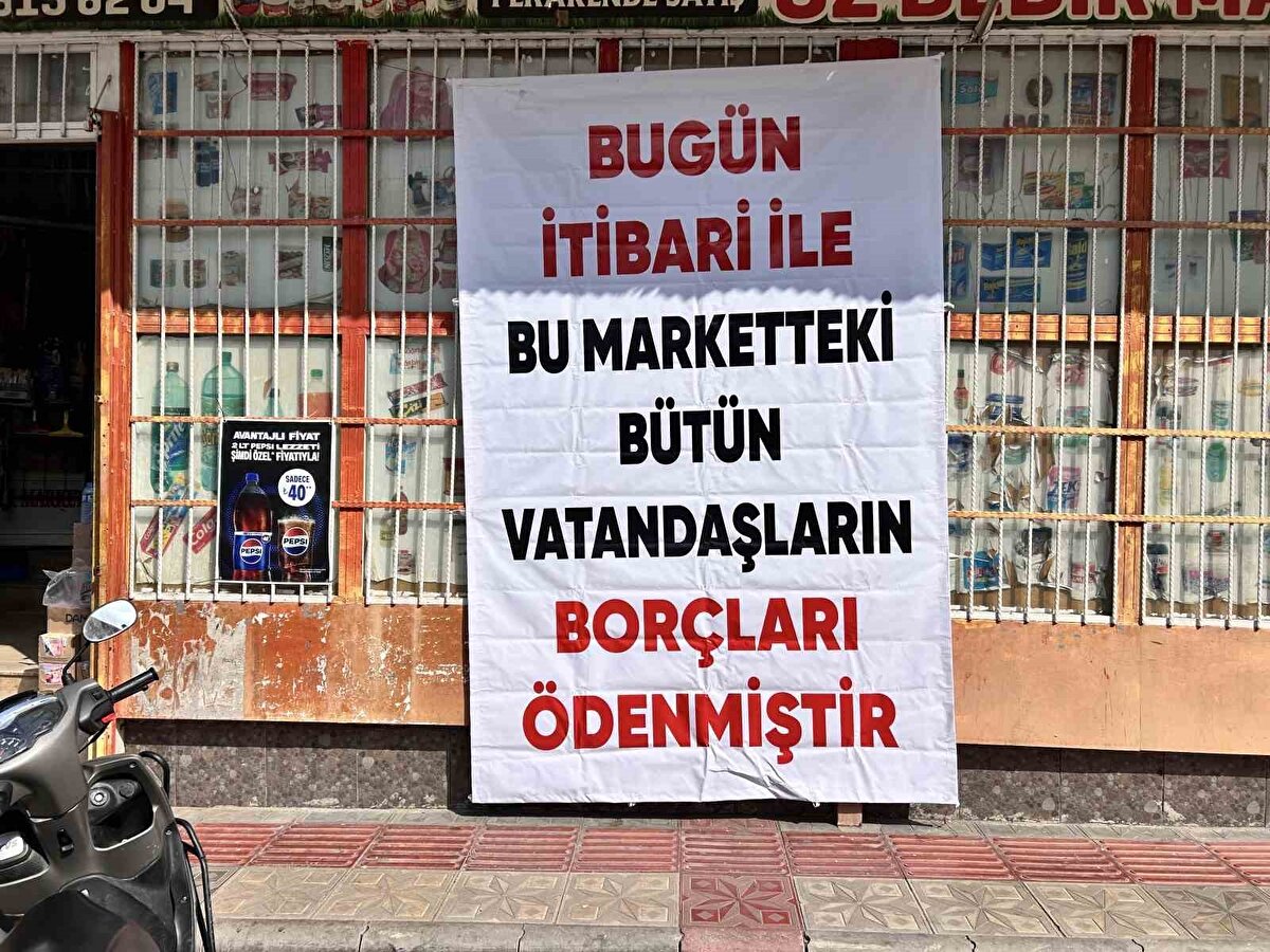 "Borcu ödenen vatandaşlardan sevinçten ağlayanlar oluyor"<br><br>Esnaflık yaşantısında ilk defa böyle bir şeyle karşılaştığını dile getiren Bedir, "İyi ki geldi, Allah razı olsun çok sevindik ve sonradan pankart astık. Mahalle halkının sonradan haberi oldu ve gelen giden arıyor. Borcu ödenen vatandaşlardan sevinçten ağlayanlar oluyor. İnsanlar akrabalarını arayarak birbirine haber veriyorlar. Ben hayatımda ilk defa bir insanın böyle kalpten gerçekten dua ettiğini gördüm. 1 milyon 600 bin TL zaten benim alacağım paraydı, asıl önemli olan vatandaş için çok çok hayırlı oldu. Ramazan fitresi çıkarması lazım çıkardı. Gizemli hayırsever sağlam bir iş adamıydı galiba ondan dolayı dokunmamış diye düşünüyorum" şeklinde konuştu.