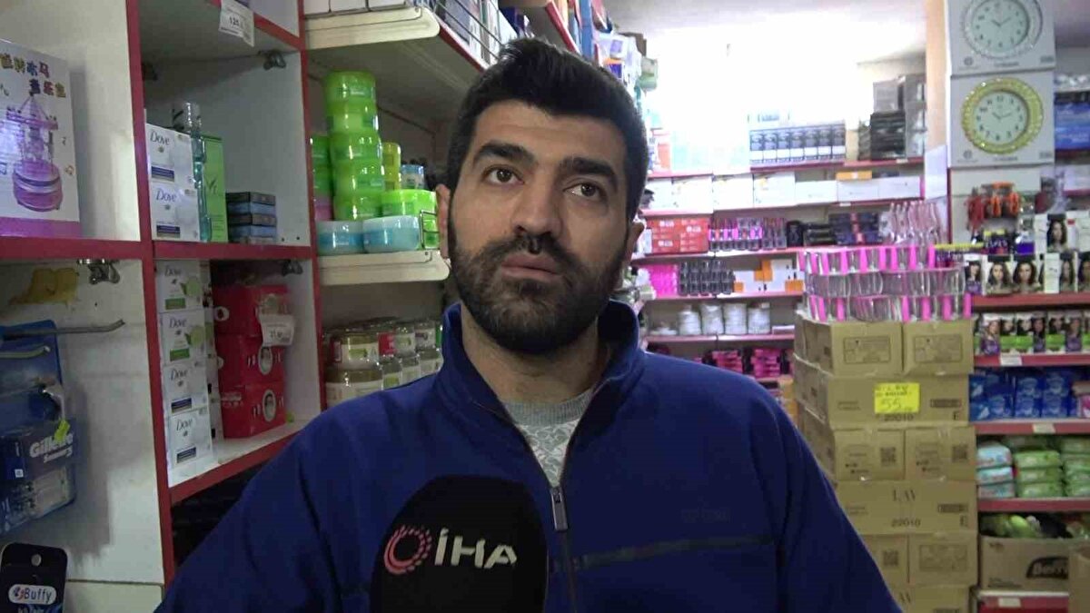 "Defterdeki borçları tek tek hesapladık, yaklaşık 400 kişinin 1 milyon 600 bin TL yakın borç çıktı ve hepsini ödedi"<br><br>Veresiye defterinde borcu olan yaklaşık 400 kişinin 1 milyon 600 bin TL’lik borcunun gizemli hayırsever tarafından ödendiğini ifade eden 35 yaşındaki esnaf Velid Bedir, "10 yıldan beri bu anı beklerim genelde dışarıdan duyarız böyle hayırseverler var ama her zaman keşke bizim dükkana gelseydi diye hep düşünürdüm. Dün de böyle bir adam geldi ve dedi çıkar defteri ne kadar borç varsa hepsini ödeyeceğim. Birden gelince ben ilk başta şaka yaptığını düşündüm. Veresiye defterinde kaç kişinin borcu varsa hepsini ödeyeceğim dedi ve biz de Allah razı olsun dedik. Defterdeki borçları tek tek hesapladık, yaklaşık 400 kişiden 1 milyon 600 bin TL’ye yakın borç çıktı ve ödedi. Tüm mahallenin yıllardan beri yazdırdığı borçları vardı. Mahallemiz büyük bir mahalle ve adamın hiç böyle 1 milyon 600 bin TL ödeyeceği düşünmedim, genelde gelirler 20- 30 bin TL falan öderler diye düşünüyordum" dedi.