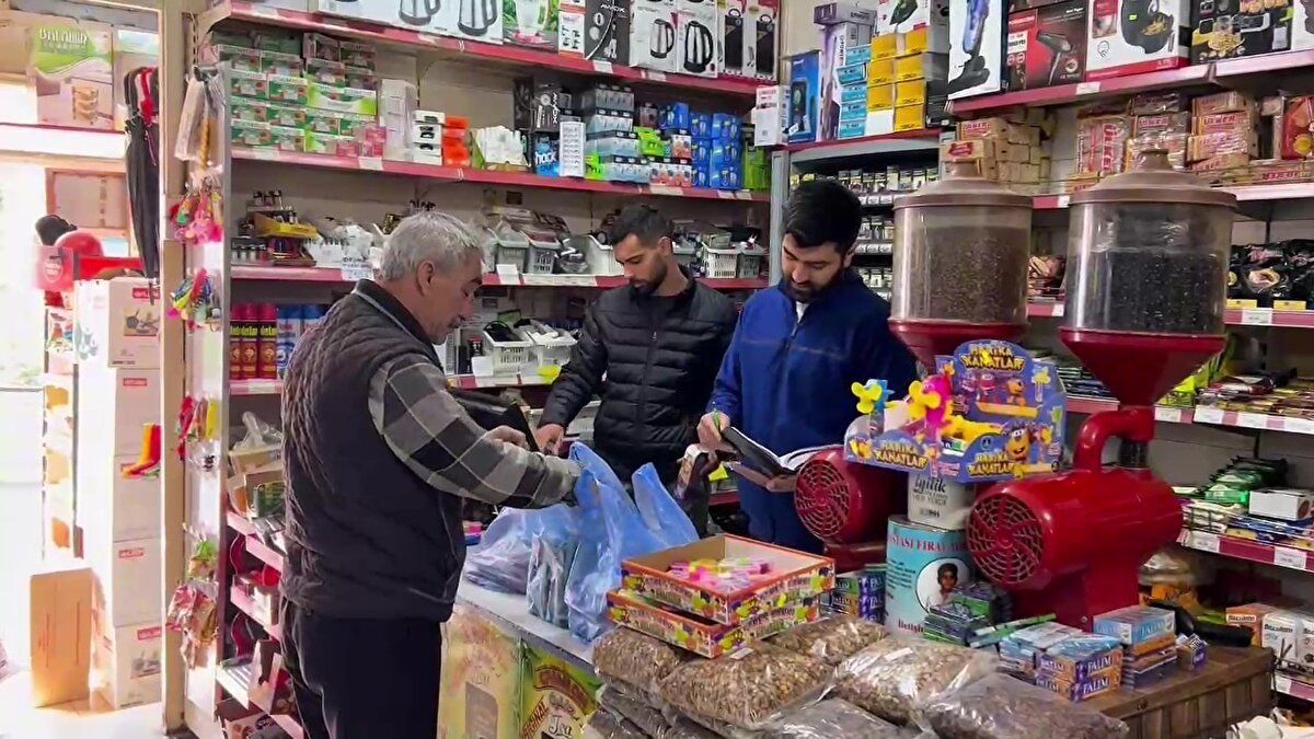 Kimliğinin açıklanmasını istemeyen hayırseverin talebi üzerine veresiye defterindeki yaklaşık 400 vatandaşın borcunu hesaplayan Bedir, 1 milyon 600 bin TL’lik borç çıkardı. Gizemli hayırsever vatandaşların borcunun tamamını ödeyerek kayıplara karıştı. Esnaf Bedir, borçların ödendiğini iş yerine astığı pankartla vatandaşlara duyurdu. Yaşadığı karşısında şaşırdığını ifade eden Bedir, borcu ödenen vatandaşlar içerisinde gözyaşlarına hakim olamayanlar olduğunu söyledi.