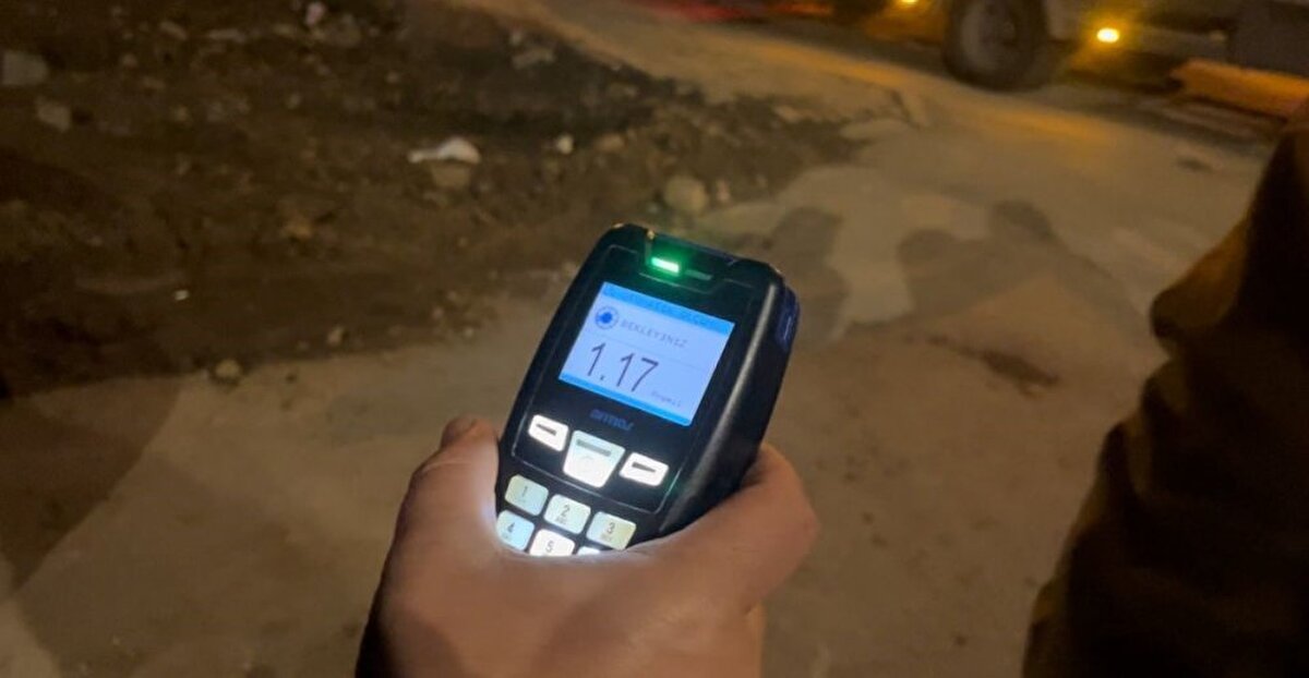 Alkollü araç kullanımına hapis cezası<br><br>Yeni yargı paketinde alkollü araç kullanma suçunda alt sınır 3 aydan 6 aya çıkarılacak. Düzenlemede, alkollü araç kullananlar en az 36 gün, en fazla 144 gün cezaevinde kalması da öngörülüyor.<br><br>Alkollü araç kullanma cezası da 9 bin 267 liradan 50 bin liraya yükselecek. Ehliyete el koyma süresi de 6 aydan 1 yıla çıkarılacak.<br><br>47 bin 842 lira olan uyuşturucu madde etkisinde araç kullanmanın cezası da 100 bin liraya yükseltilecek.