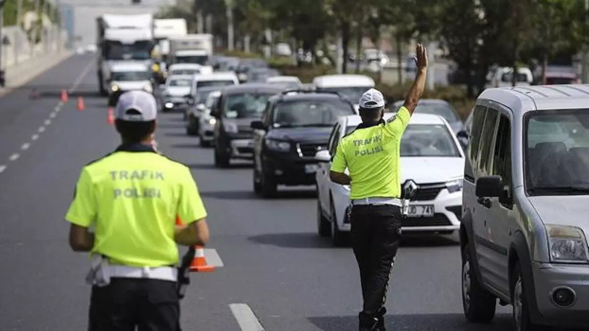 Trafikte yol kesmeye 3 yıl hapis cezası<br><br>Trafikte yol kesme suçu TCK’ya girecek. Bu suçu işleyenlere 1 yıldan 3 yıla kadar hapis ve bir yıl ehliyetin geri alınması cezası uygulanacak.