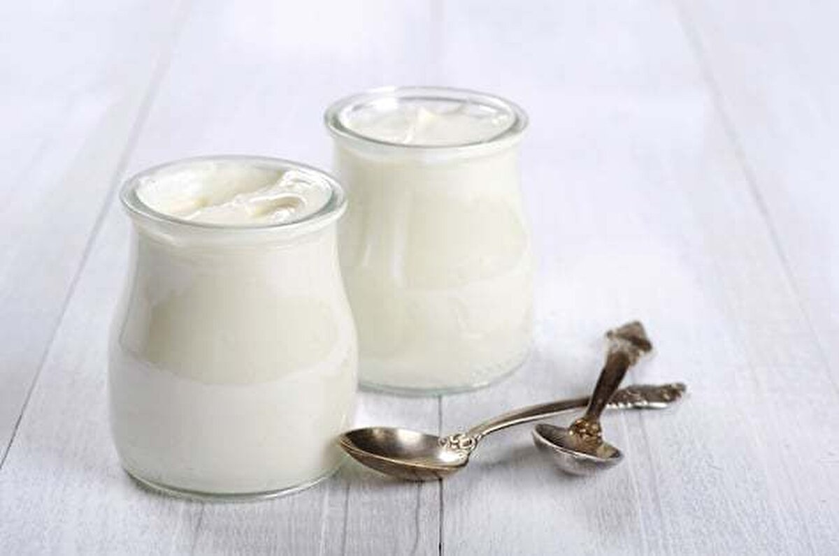 3. Yoğurt ve Kefir<br>Yoğurt ve kefir, probiyotik içeriğiyle sindirimi kolaylaştırır ve bağışıklık sistemini güçlendirir. Ayrıca, bu besinler yüksek protein içeriği ile tok tutma özelliğine sahiptir. Yoğurdu, kefiri sade ya da meyvelerle karıştırarak sahurda tüketebilirsiniz.