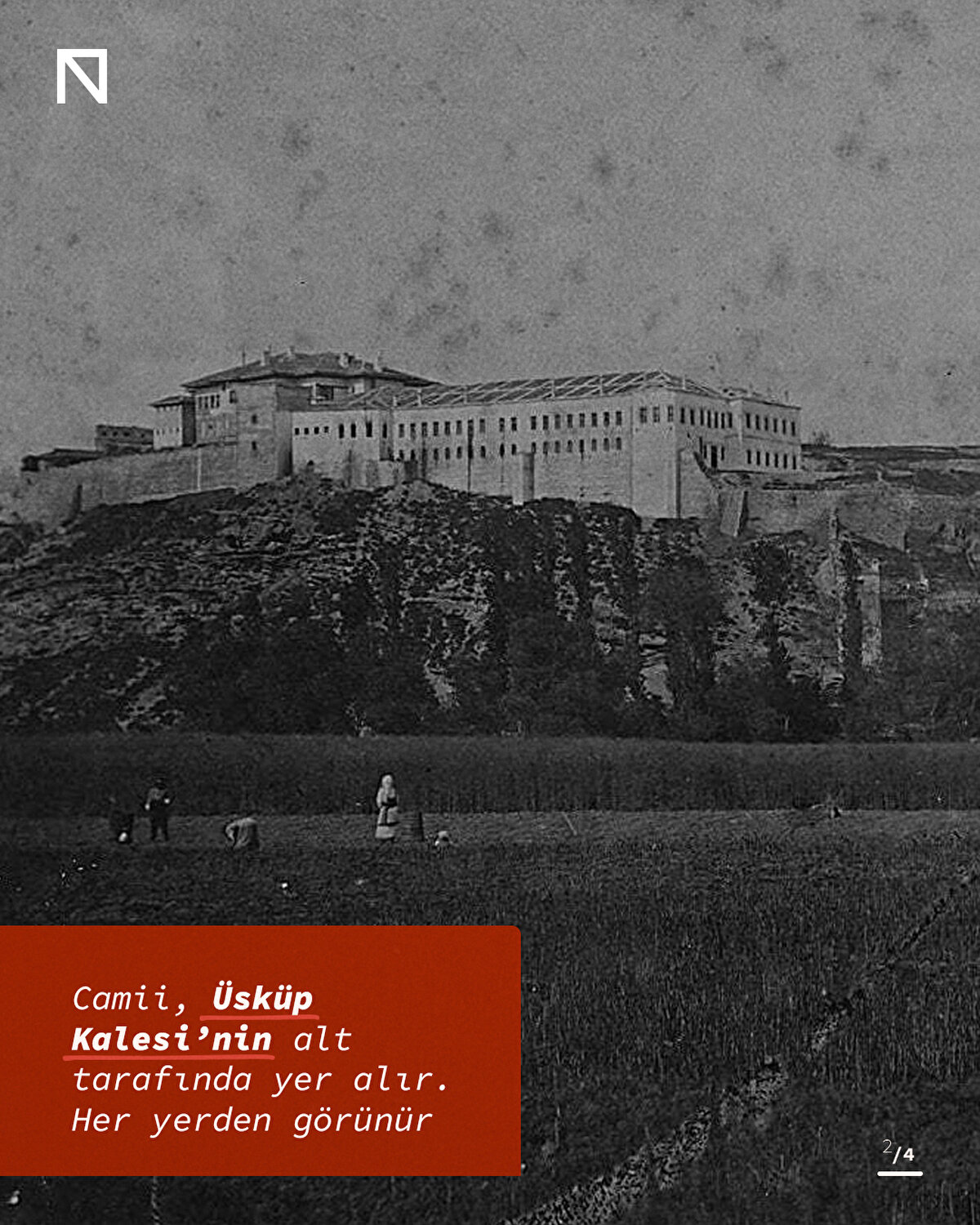 Camii, Üsküp Kalesi’nin alt tarafında yer alır. Her yerden görünür