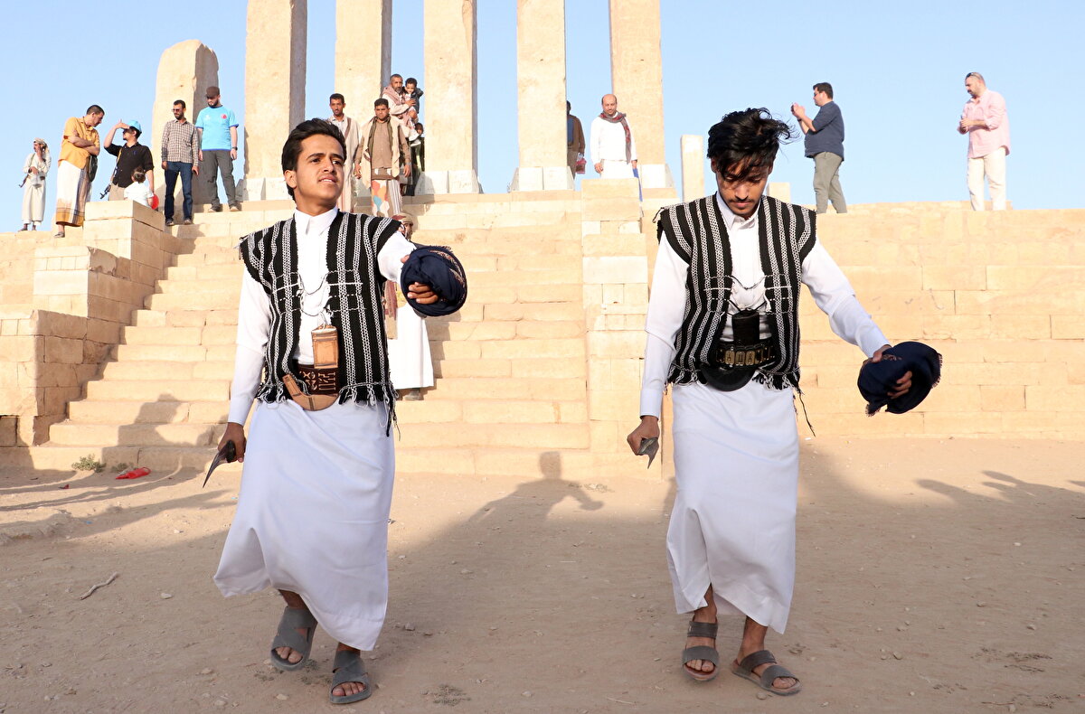 Dansçılar, ziyarete gelenlere özel yöresel kıyafetlerini giyip çıplak ayakla hançerlerini sallayarak, müzisyenler de tef tarzında çaldıkları müzik aletinden çıkan sesle izleyenlere keyifli anlar yaşatıyor.