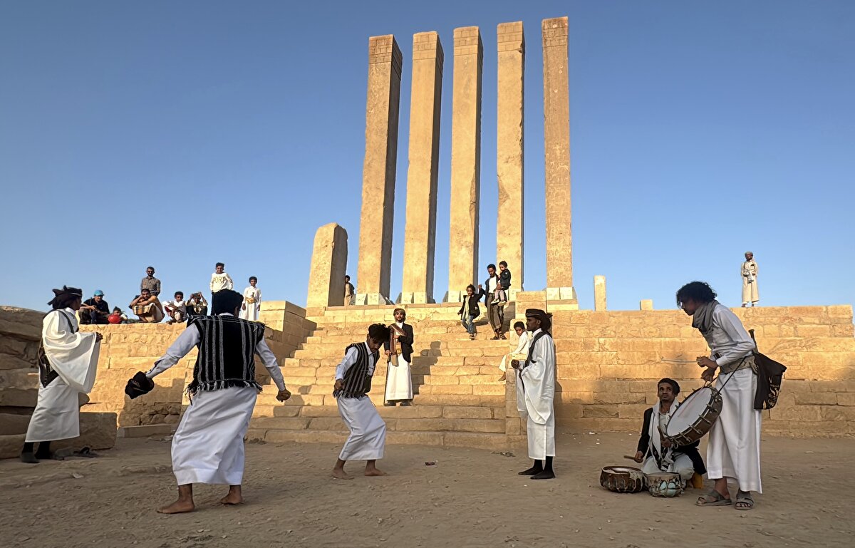 Tahtın bulunduğu bölgeye gelen yabancı ziyaretçiler, ilgi çekici manzarada halkın yöresel danslarıyla karşılanıyor.