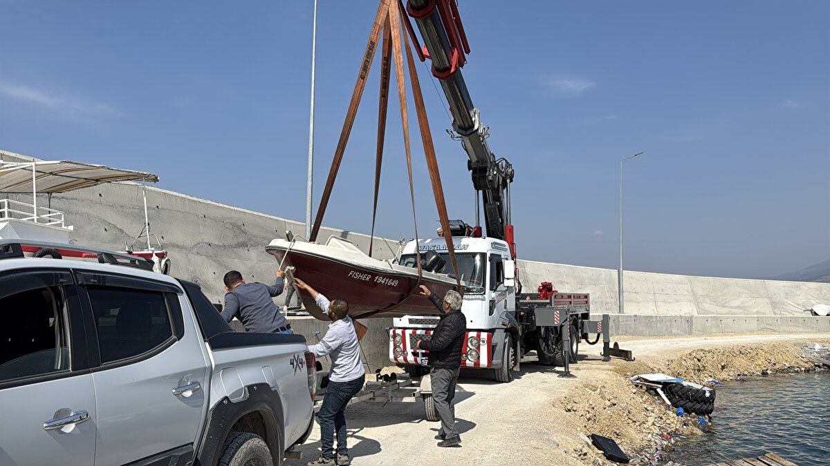 Fırtına nedeniyle İskenderun Balıkçı Barınağı'ndaki 3 tekne alabora oldu, ağaçlar devrildi, elektrik telleri koptu.