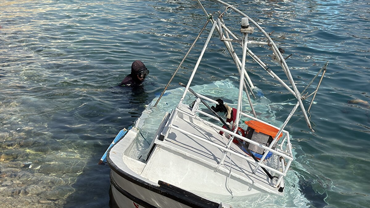 Belediye ekipleri devrilen ağaçları kaldırmak için çalışma başlatırken, polis ekipleri, kent genelinde güvenlik önlemi aldı.