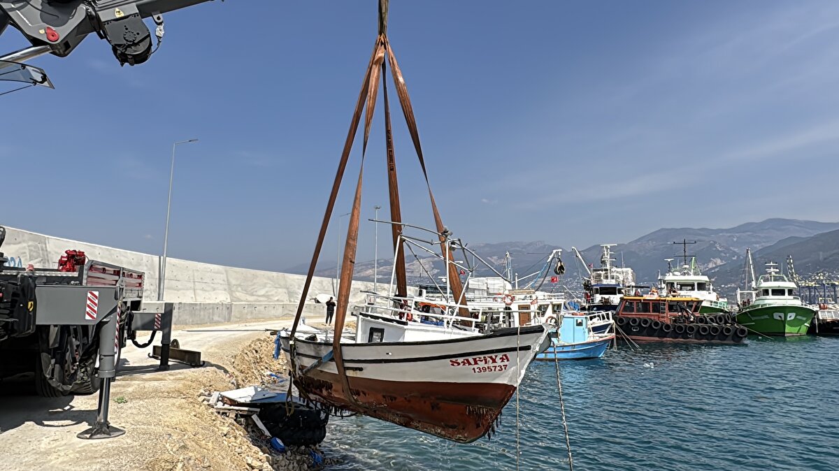 Tekne sahiplerinden Raşit Arıklar, fırtına nedeniyle yeni yaptırdığı teknesinin alabora olması nedeniyle duyduğu üzüntüyü dile getirdi.<br><br>Öte yandan fırtınanın etkisini yitirdiği İskenderun'da, deniz suyunun kısmen çekildiği gözlendi.