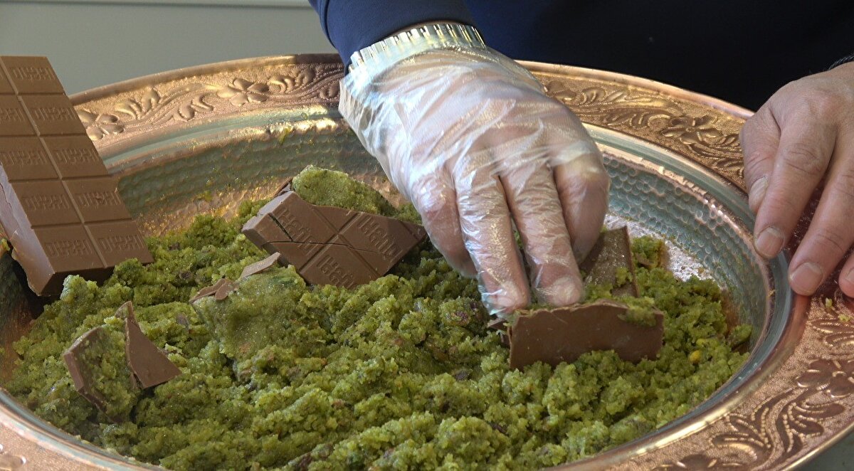 "Lezzetin sırrı cennet çamurunda"<br>Dubai çikolatası olarak bilinen tatlının iç dolgusunda Kilis mutfağının eşsiz tatlarından biri olan cennet çamurunun kullanıldığını ifade eden Kilimci, "Çikolatayı açtığınızda içindeki dolgunun tamamen cennet çamuru olduğunu görebilirsiniz. 