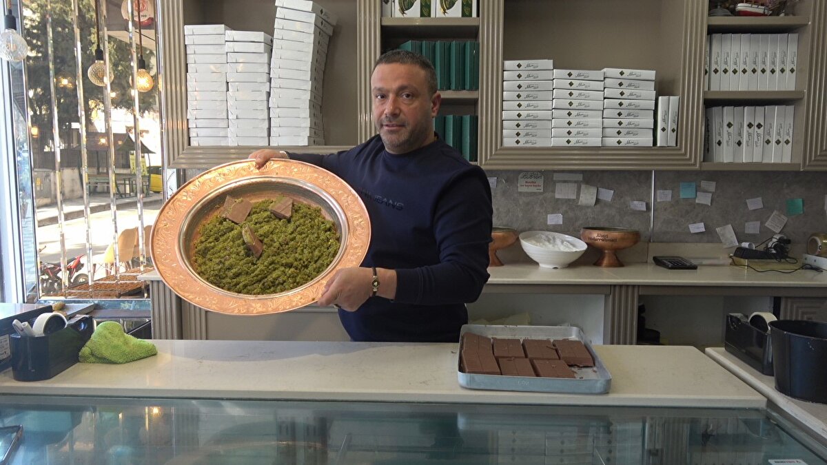 Kilimci, 35 yıllık tatlı ustalığı deneyimiyle yıllardır Kilis’te bu tatlıyı hazırladıklarını ve Kilis mutfağının önemli bir parçası olan cennet çamurunu tanıtmaya devam ettiklerini belirterek, "Biz zaten cennet çamurunu uzun yıllardır yapıyoruz.