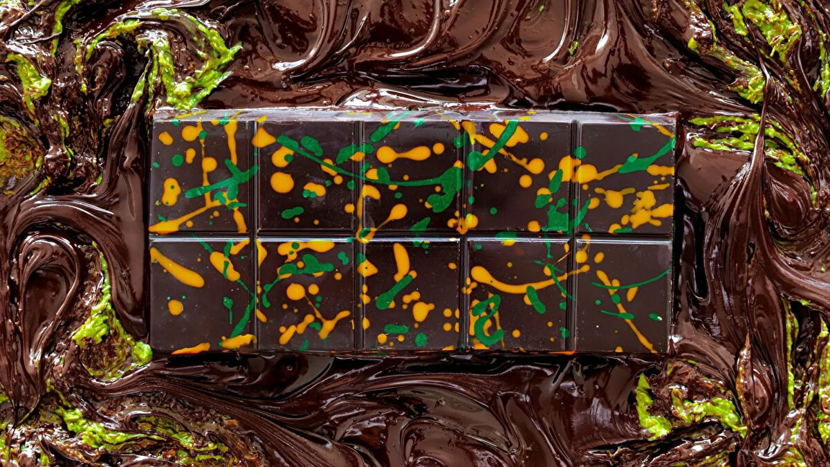 Kilimci, Dubai çikolatasının asıl lezzet kaynağının, Kilis’e özgü cennet çamuru tatlısı olduğunu ve bu özel tatlının, fıstık ve kadayıfın ustalıkla harmanlanarak oluşturulan iç dolgusu sayesinde benzersiz bir tat sunduğunu söyledi.