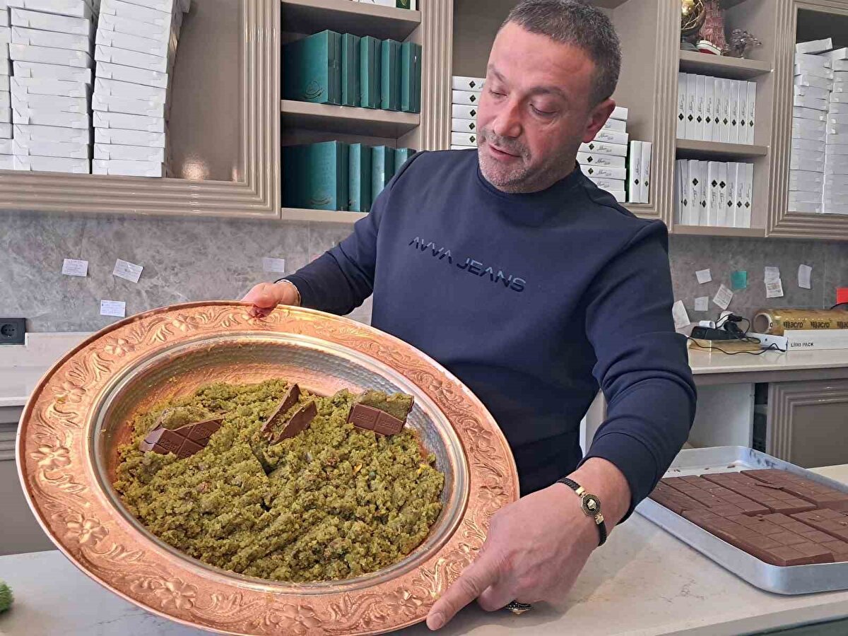 Bize özgü bu lezzet, fıstık ve kadayıfın ustalıkla yoğrulup harmanlanmasıyla hazırlanıyor. Aksi takdirde çikolata, bildiğimiz standart bir çikolatadan farksız olurdu" dedi.