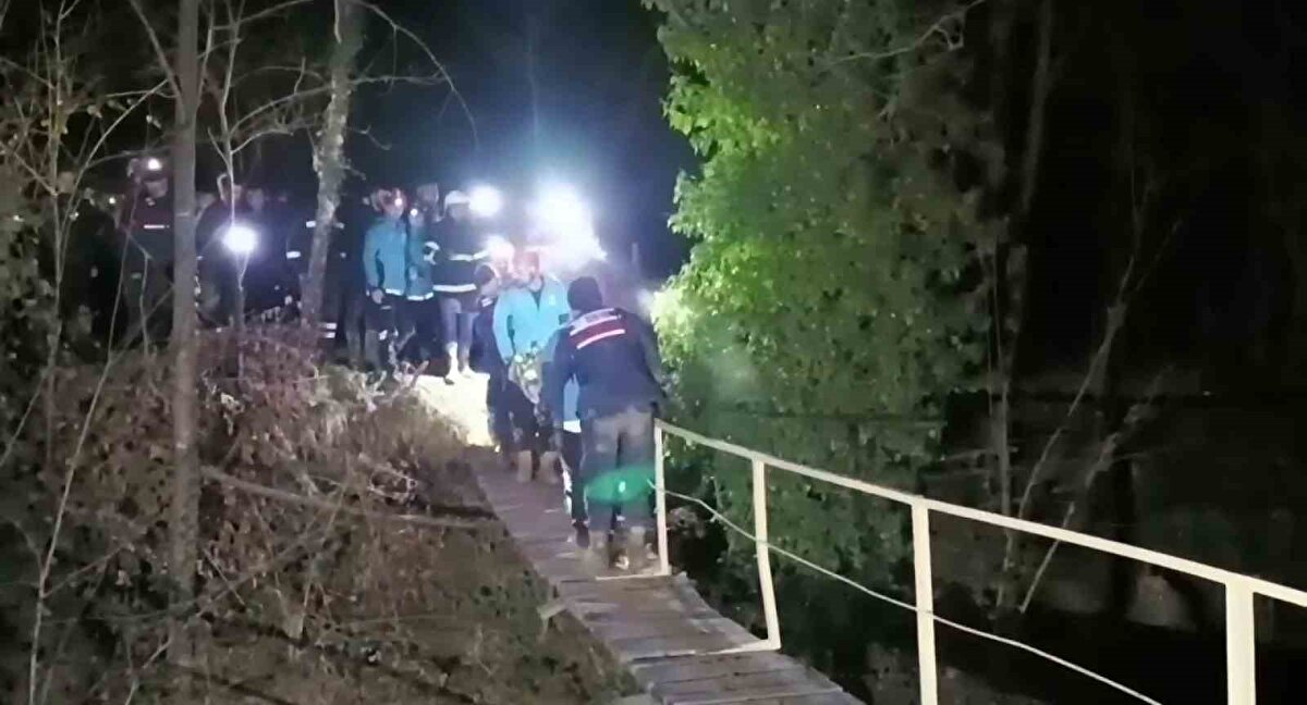 Ekiplerin yaklaşık 3 saat süren çalışmasının ardından göçük altında kalan karı koca da kurtarıldı.