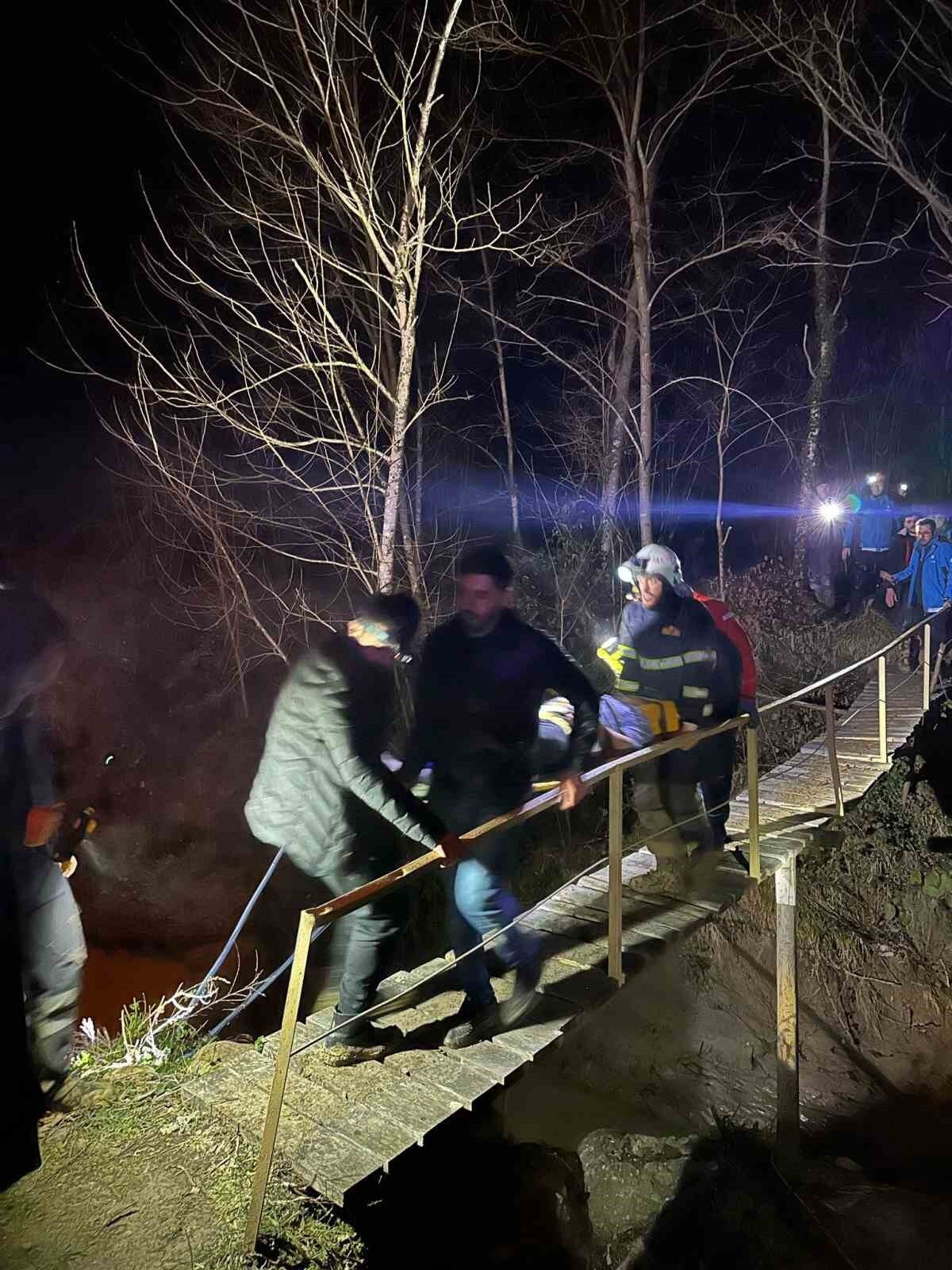 Heyelanda yaralanan 4 kişi, ambulanslarla çevredeki hastanelere kaldırıldı.