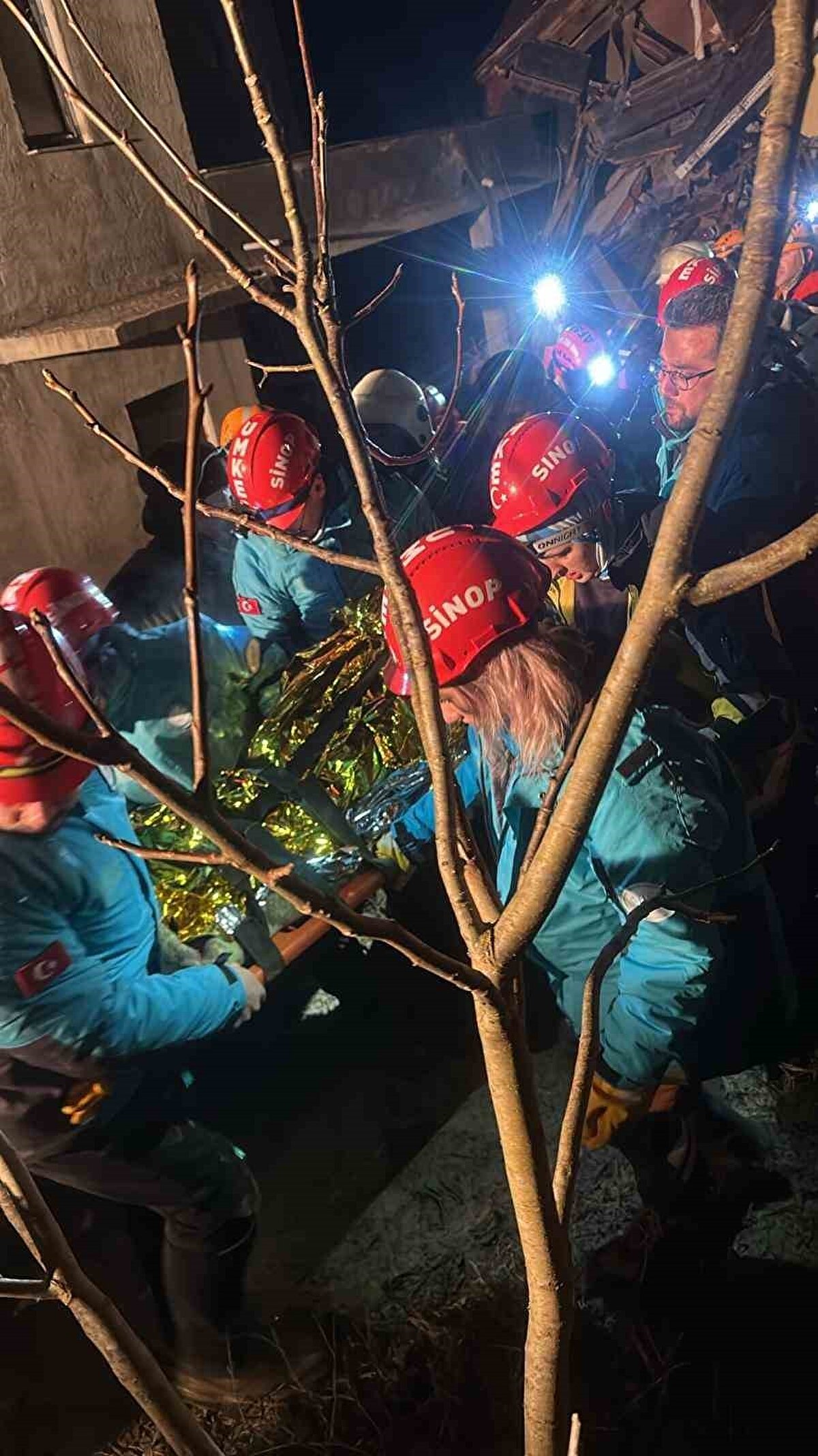 Güvenlik önlemi alan jandarma ekipleri, heyelan bölgesine giriş çıkışları yasakladı.