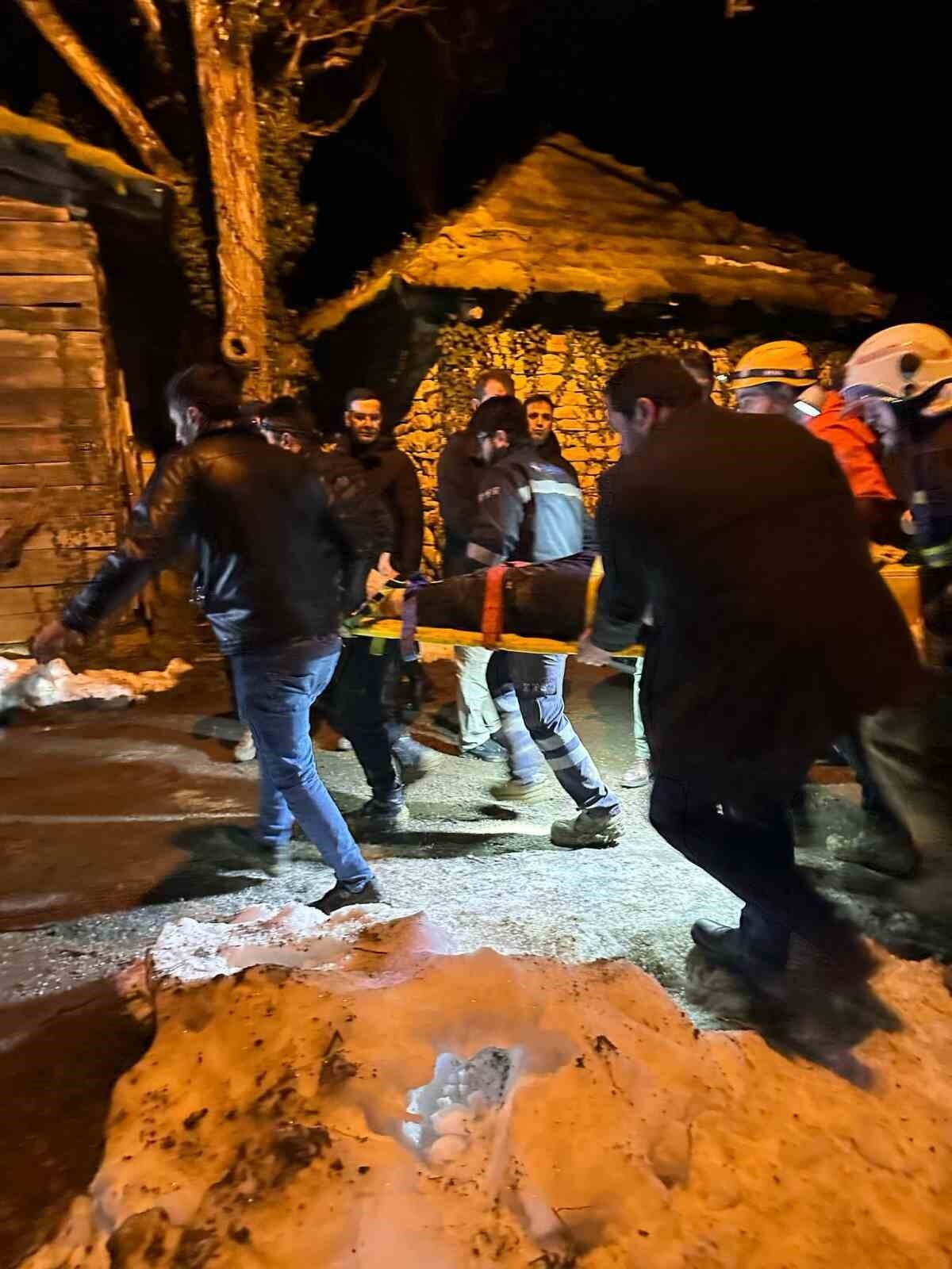 Olay yerinde incelemelerde bulunan Sinop Valisi Mustafa Özarslan, gazetecilere, saat 23.41`de 112 Acil Çağrı Merkezine heyelan ihbarı geldiğini belirtti.