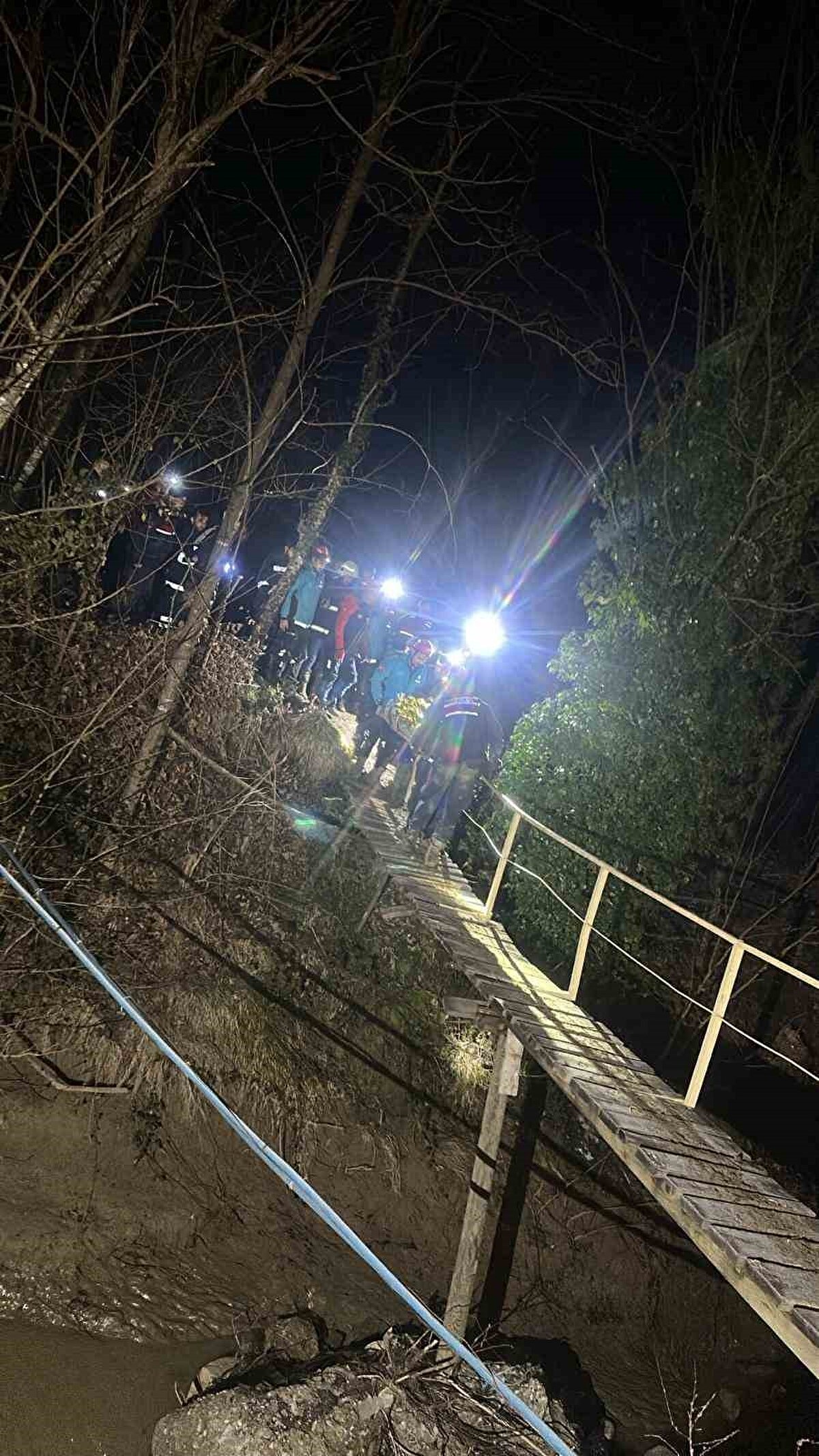 Yıkılan evlerin yanında bulunan bir ev de tedbir amaçlı boşaltıldı.