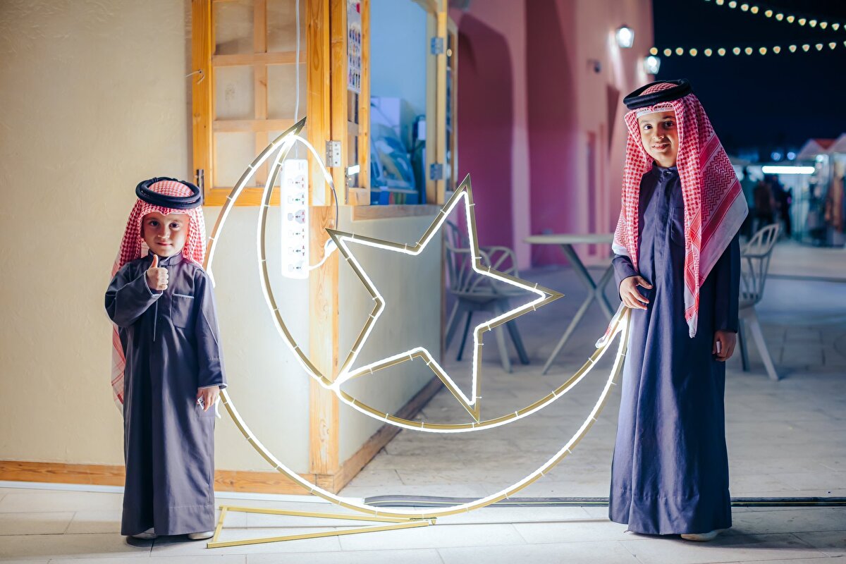 Katar Turizm Kurumunun öncülüğünde gerçekleşen etkinlikler kapsamında, geleneksel el sanatları sergileri ve sokak sanatçılarının performansları da halkın beğenisine sunuluyor.