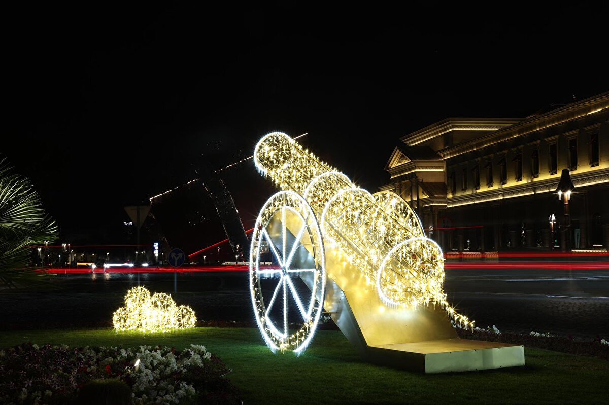Lusail Bulvarı'nda ise Ramazan ayı dolayısıyla düzenlenen festivalde canlı hikâye anlatımı, kukla tiyatrosu, geleneksel oyunlar ve Katar mutfağından lezzetler yer alıyor.