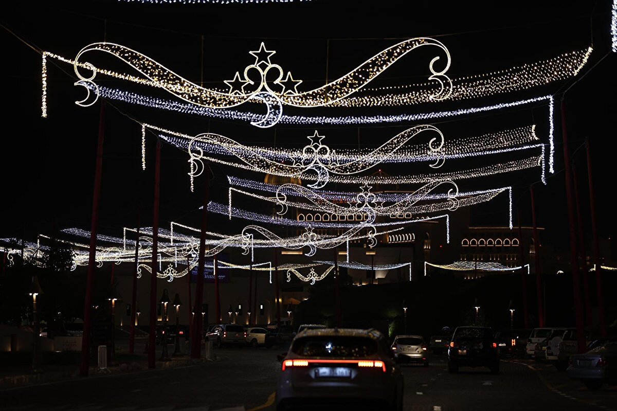Katar yönetimi ve yerel belediyeler, Ramazan ayına özel süslemelerle şehri adeta bir sanat eserine dönüştürüyor.