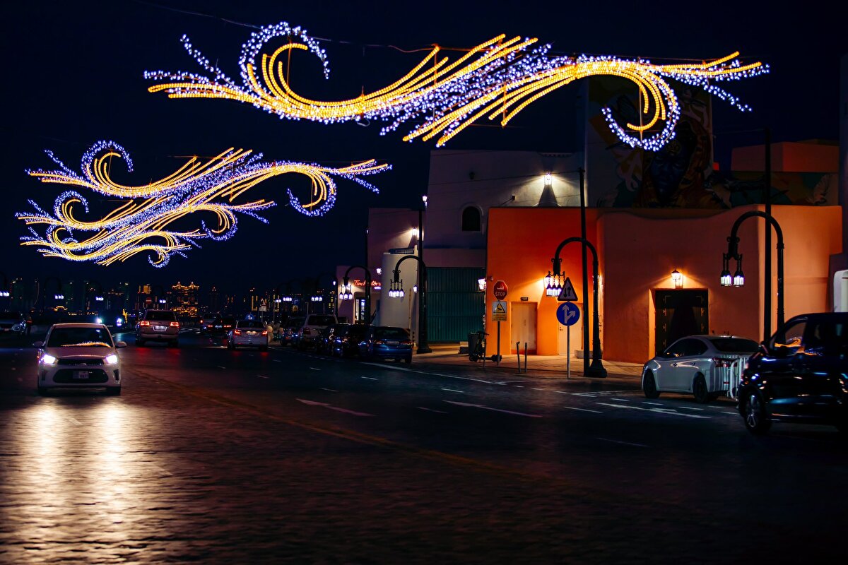 Ramazan ayı boyunca Katar'da çeşitli çarşılar ve festivaller düzenleniyor. Özellikle geleneksel pazarlar, Ramazan temalı dekorlarla süslenerek ziyaretçilerine nostaljik bir atmosfer sunuyor. 
