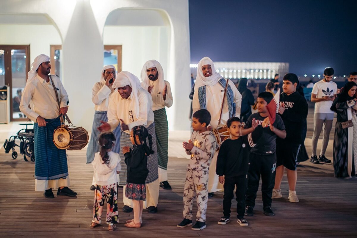 Ülkedeki büyük alışveriş merkezleri de özel ışıklandırmalar ve Ramazan-ı Şerîfe özgü süslemelerle ziyaretçilerini karşılıyor.
