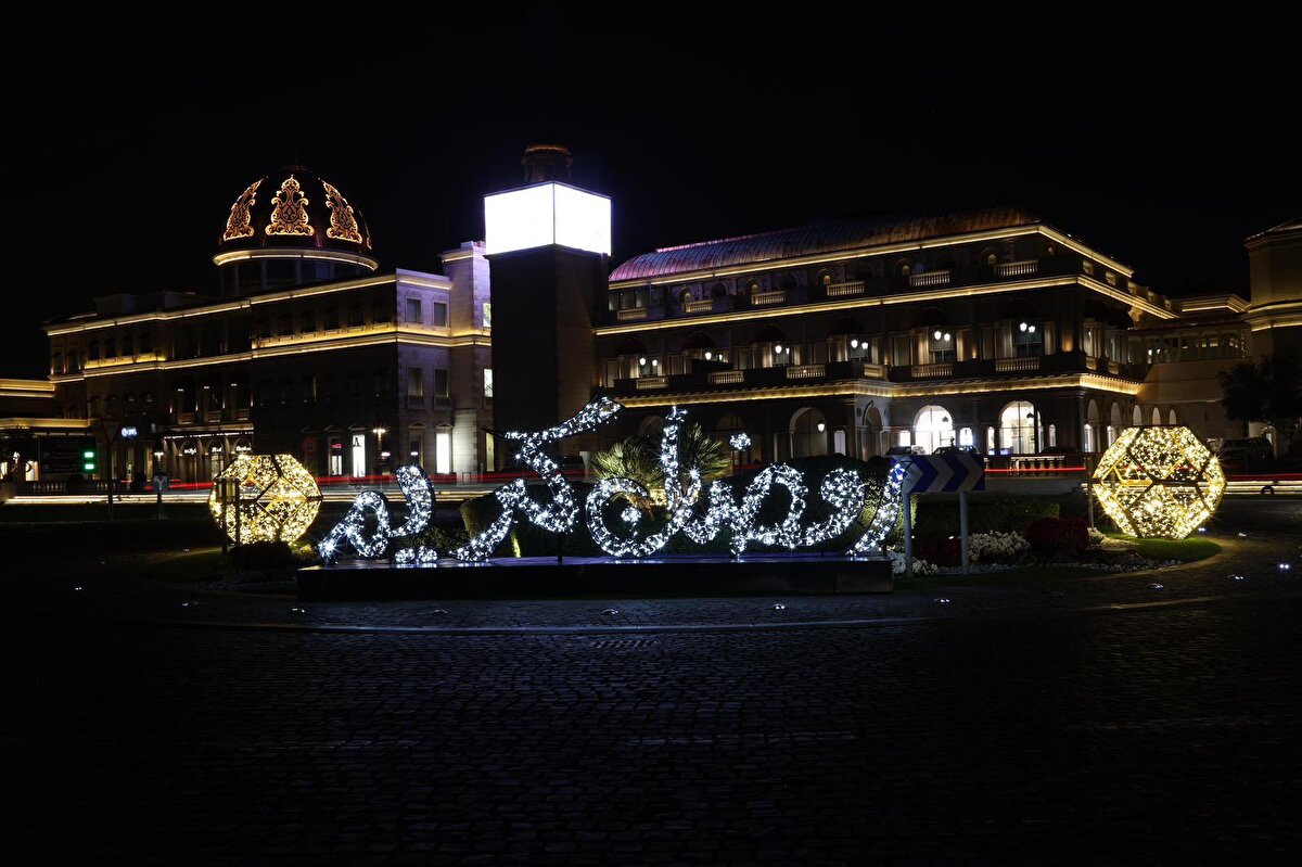 Geleneksel ve modern mimarinin birleştiği Katar'da, Ramazan ayı büyük bir coşkuyla karşılandı. Doha'da Ramazan-ı Şerîfe özel süslemelerle şehir adeta bir sanat eserine dönüştürüldü.