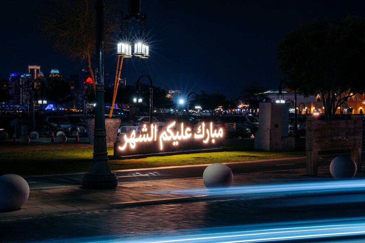 Ayrıca Eski Doha Limanı bölgesi ve The Torch Tower (Meşale Oteli) gibi yapılar "Hayırlı Ramazanlar" yazılarıyla donatılıyor.