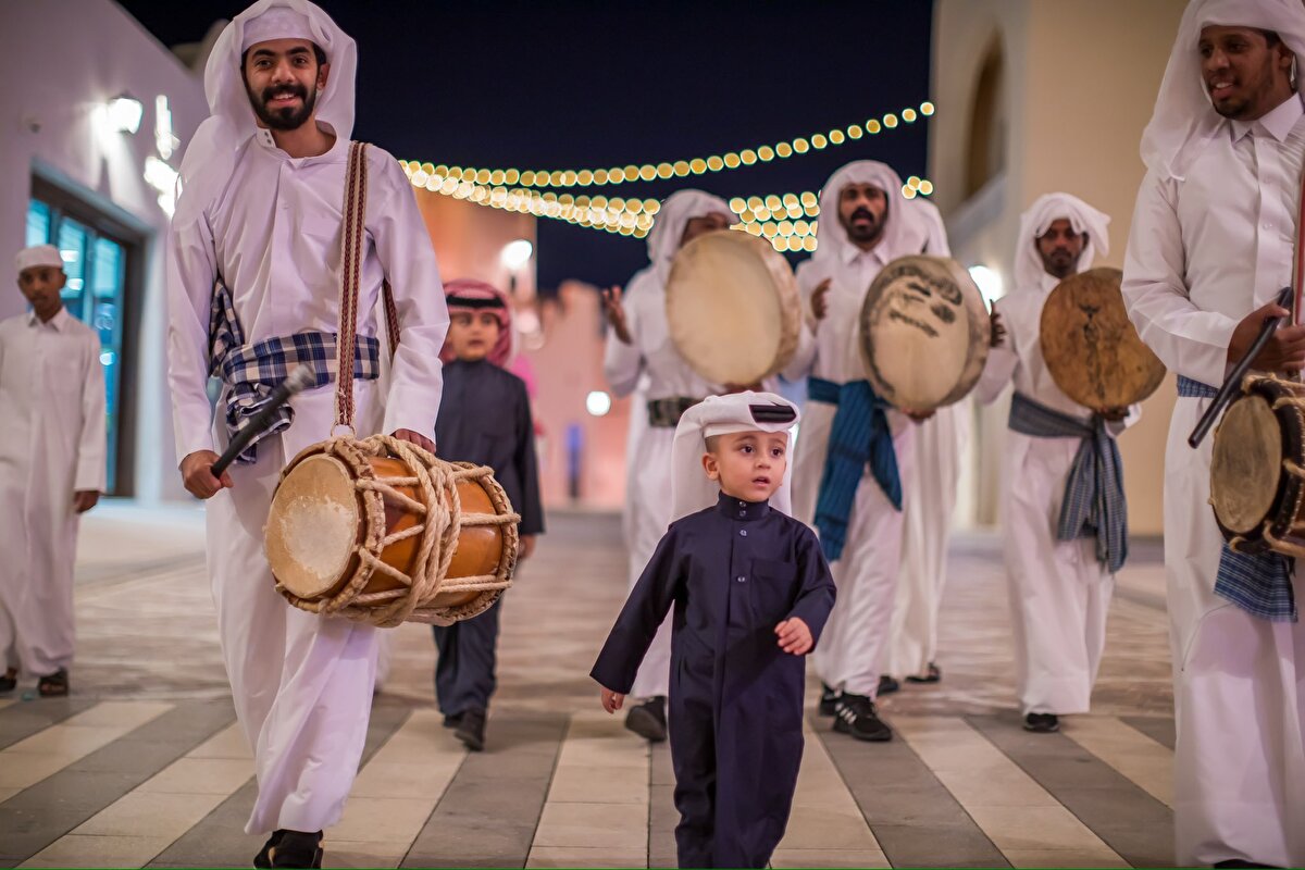Başkentte Suk Vakıf, Eski Doha Limanı, Eğitim Şehri (Education City) ve Lusail Bulvarı gibi şehrin popüler noktaları, Ramazan temalı ışıklarla süslenerek ziyaretçilere görsel bir şölen sunuyor.