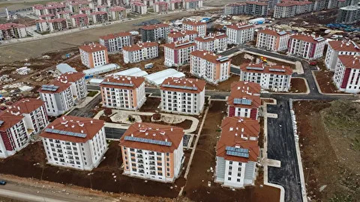 Zorunlu deprem sigortası prim tutarları ne kadar?<br><br>Resmi Gazete'de yayımlanan düzenlemeye göre Zorunlu Deprem Sigortası asgari prim tutarlarında da güncelleme yapıldı. Risk grubuna göre birinci gruptan yedinci gruba sırasıyla 1.441 TL, 1.283 TL, 1.092 TL, 1.024 TL, 765 TL, 546 TL ve 371 liradan az olamayacak şekilde güncellendi.