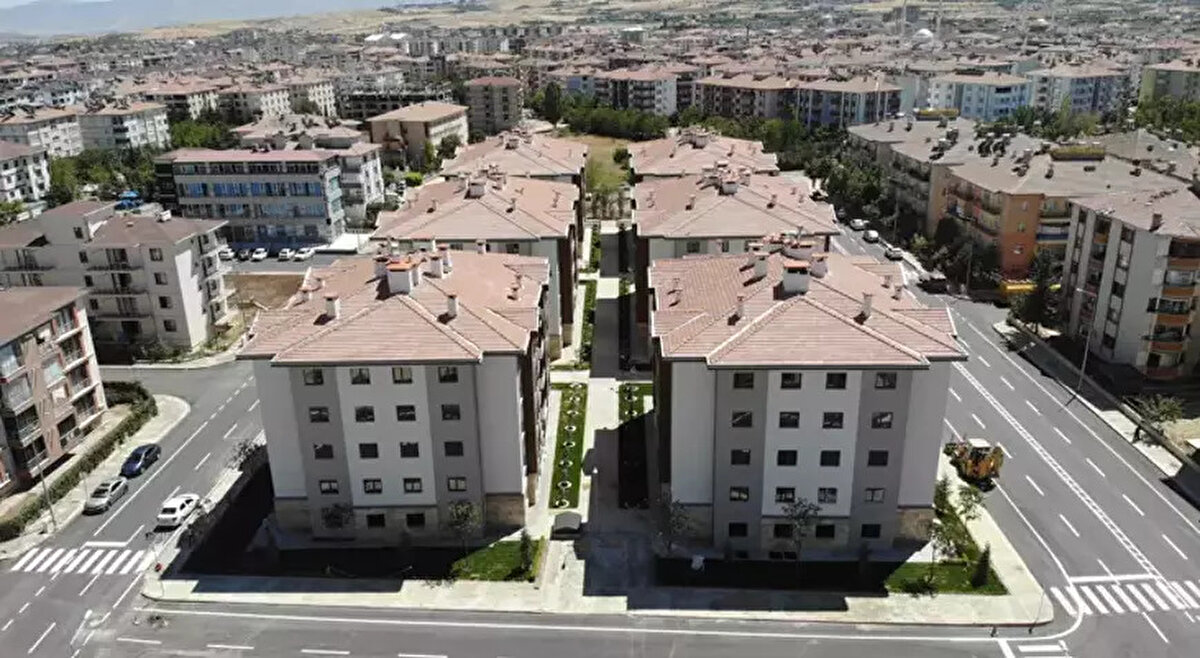 Zorunlu deprem sigortası teminat tutarı ne kadar?<br><br>Resmi Gazete'de yayımlanan tebliğe göre, Zorunlu Deprem Sigortası kapsamında, bir mesken için verilecek azami teminat tutarı 1 milyon 272 bin TL’den 1 milyon 704 bin 162 TL'ye yükseltildi.