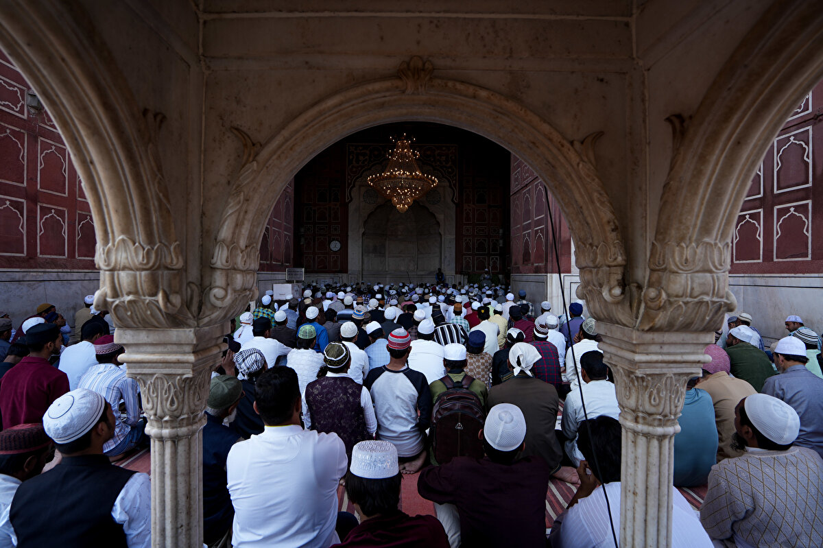 Hintli Müslümanlar, Ramazan ayının ilk cuma namazını kılmak üzere Delhi kentinde bulunan Delhi Cuma Camii'nde bir araya geldi.